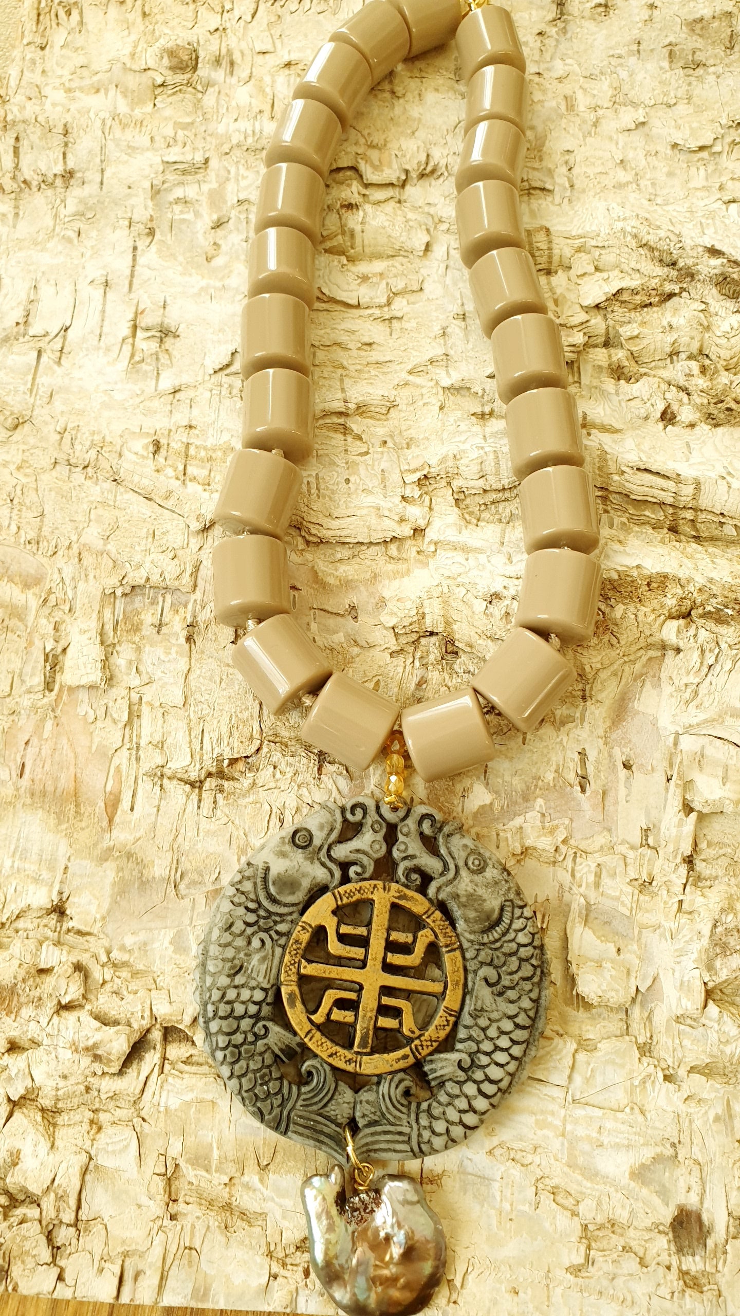 Girocollo in resina con giada intagliata e perla grigia