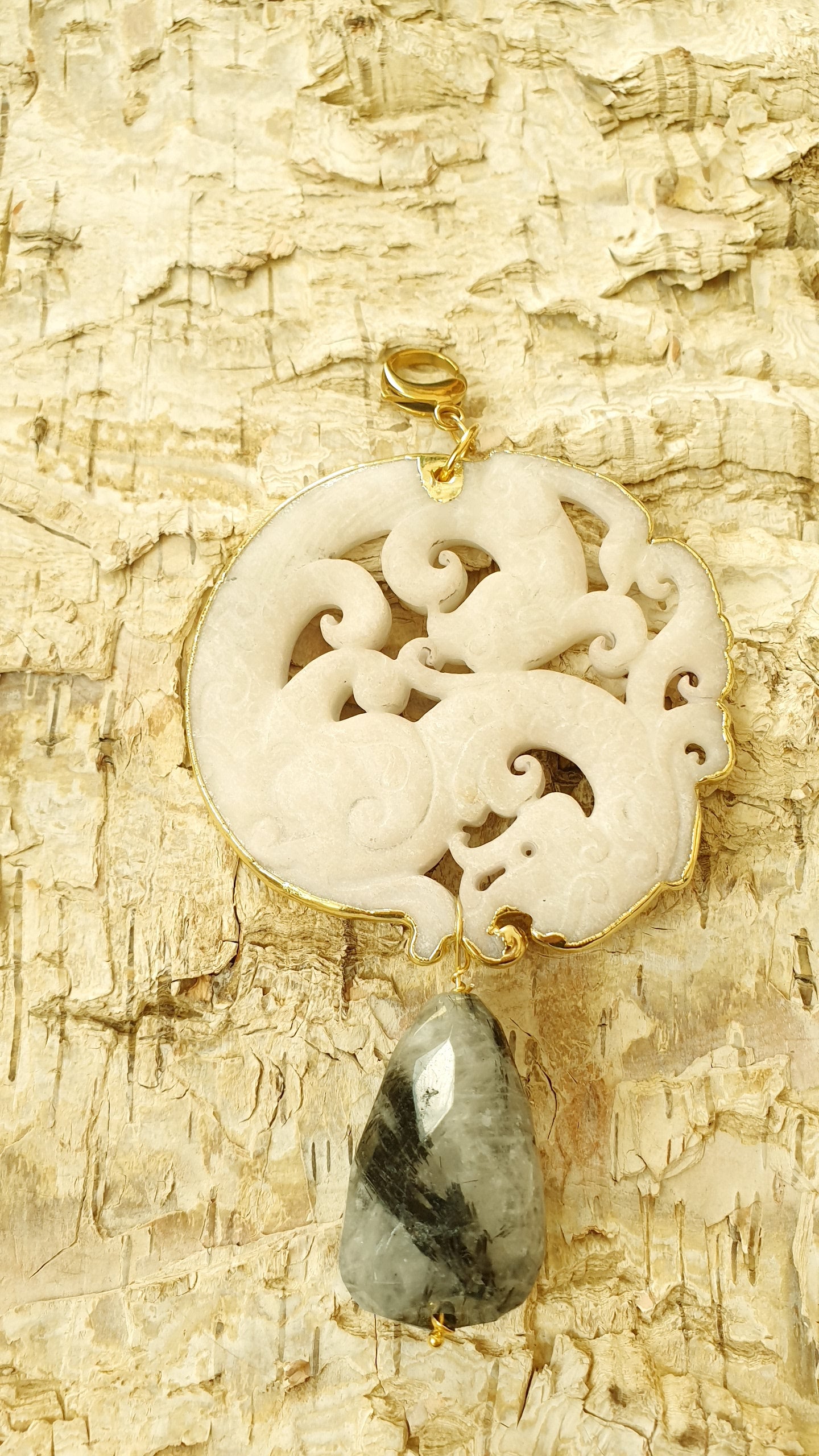 Ciondolo mala con giada, quarzo tormalinato.