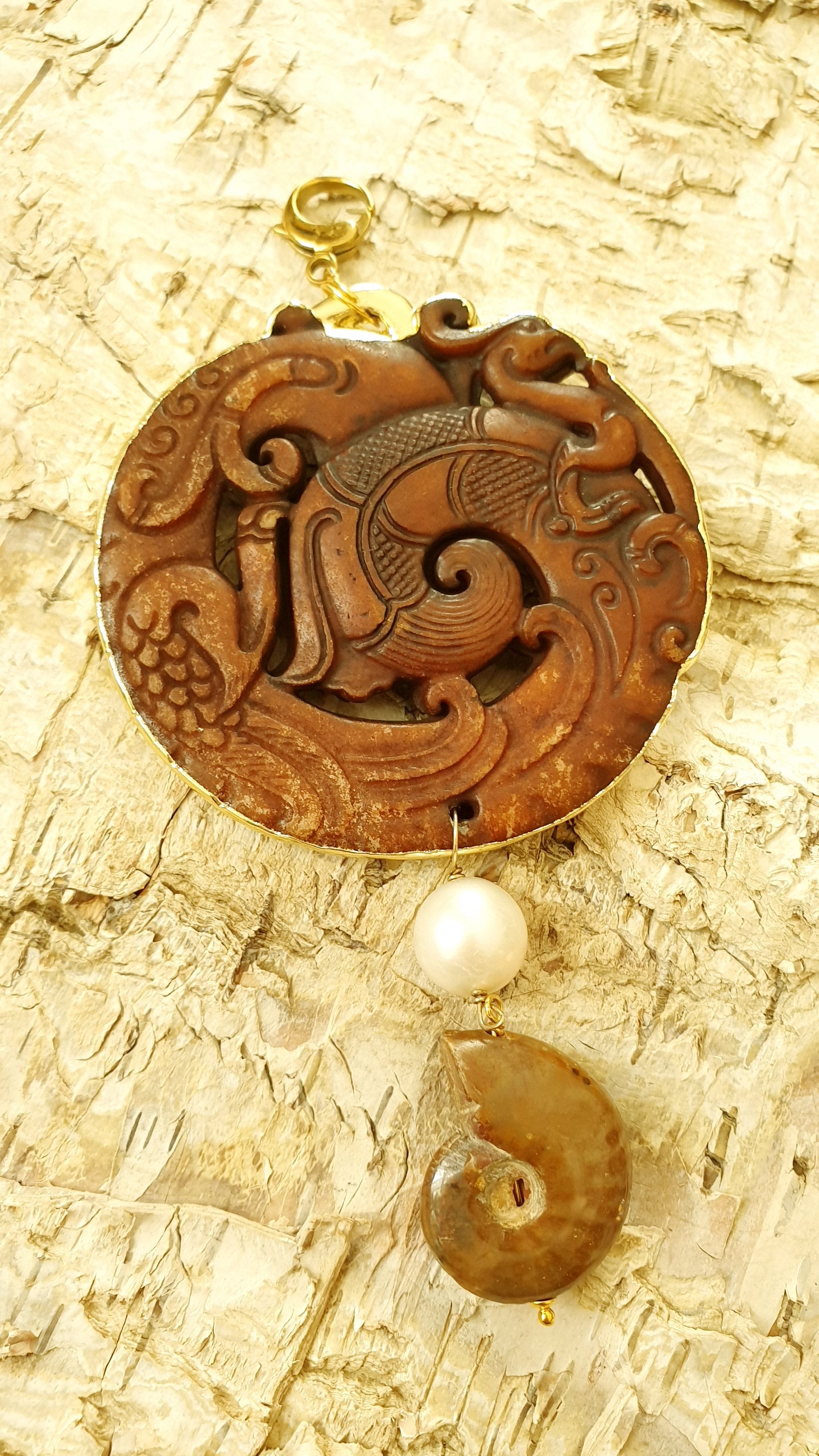 Ciondolo mala con perla e ammonite