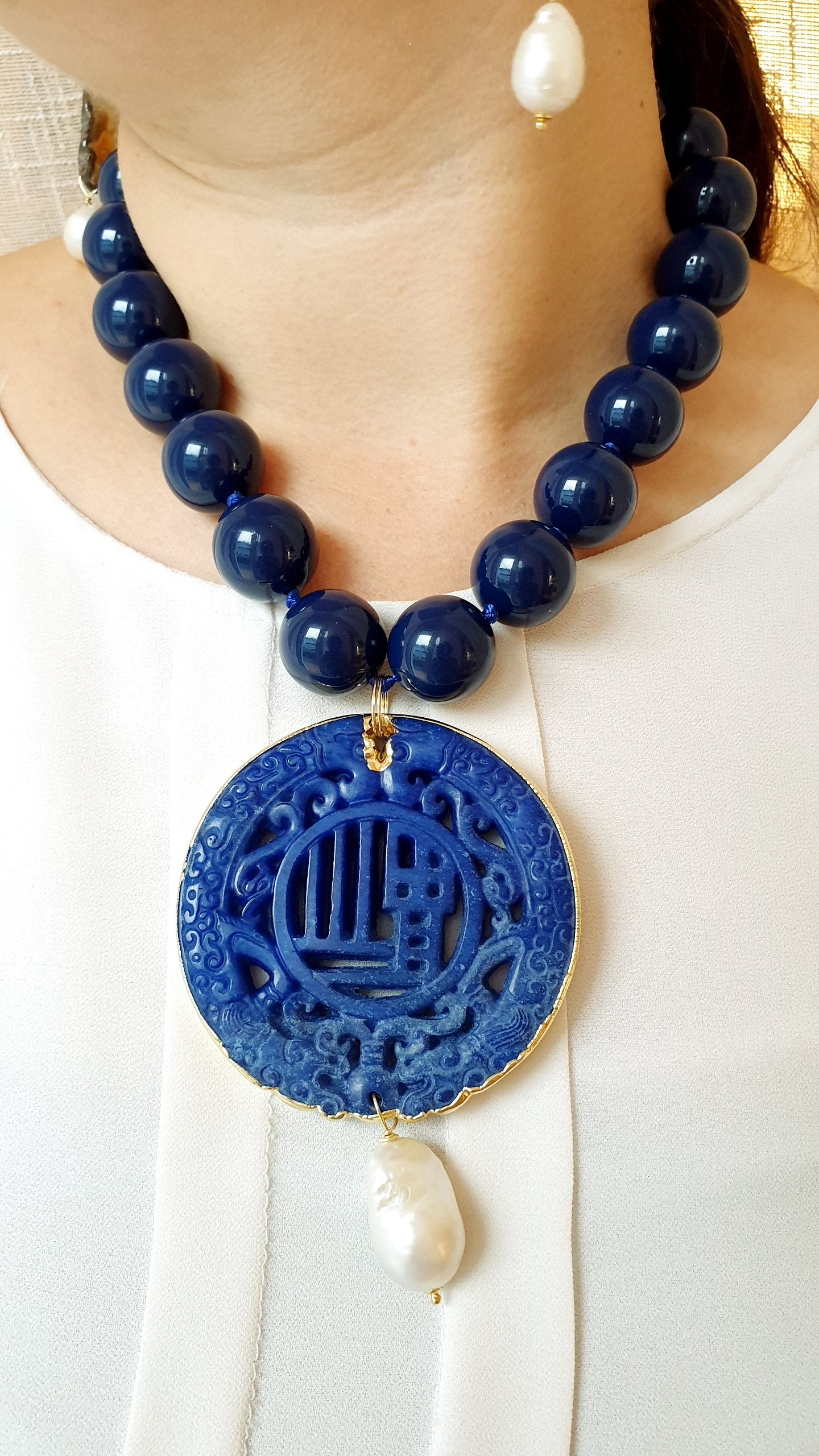 Girocollo in redina blu con giada intagliata e perla barocca