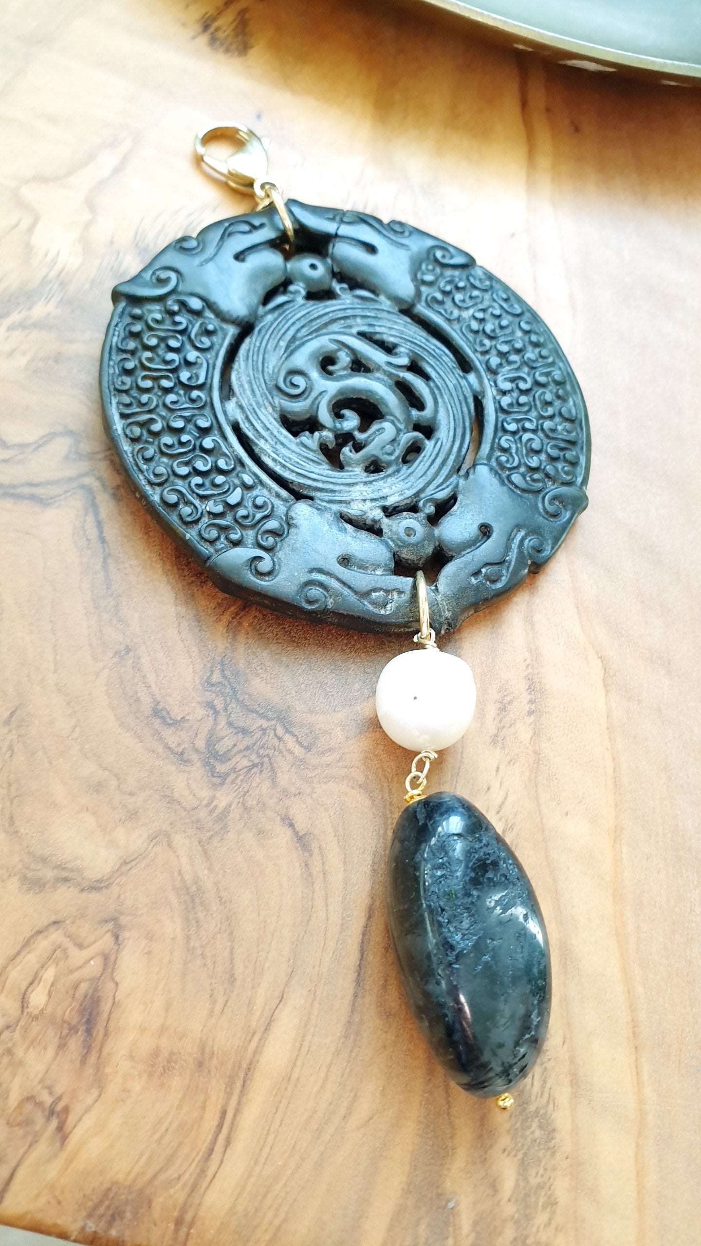 Ciondolo mala con giada, perla barocca, quarzo tornalinato.