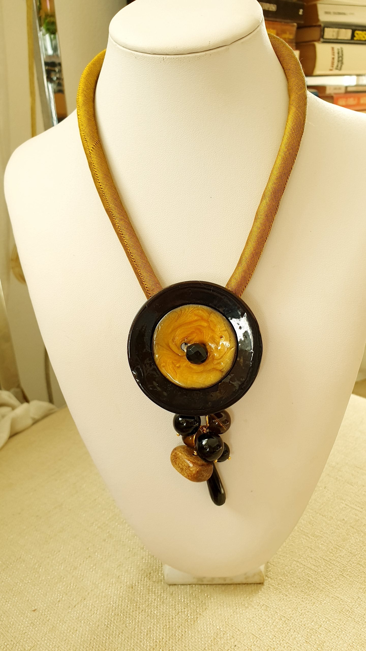 Girocollo in seta con cerchi laccati, onice, quarzo fumo.