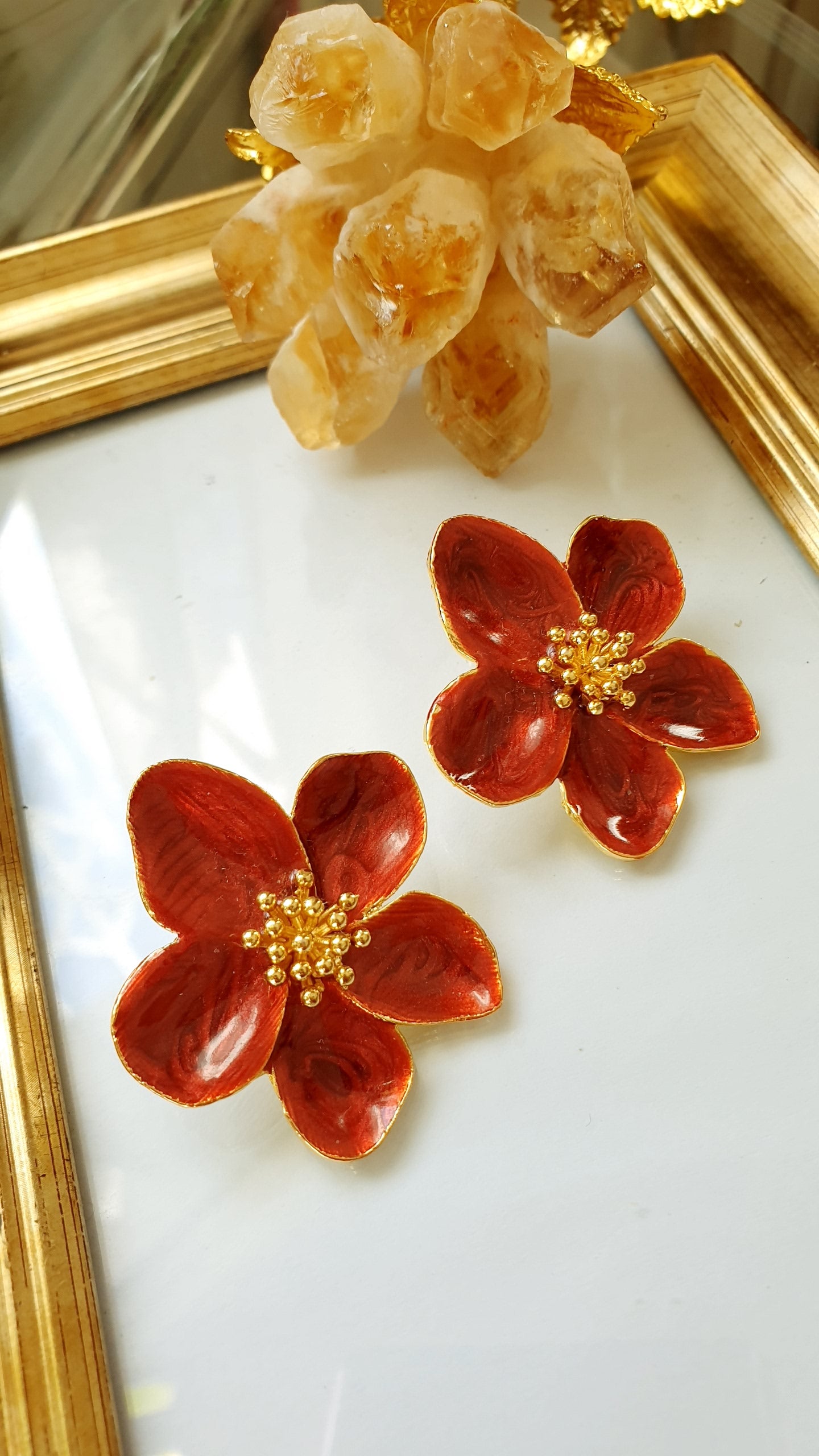 Orecchini a perno, fiore in ottone laccato bordeaux