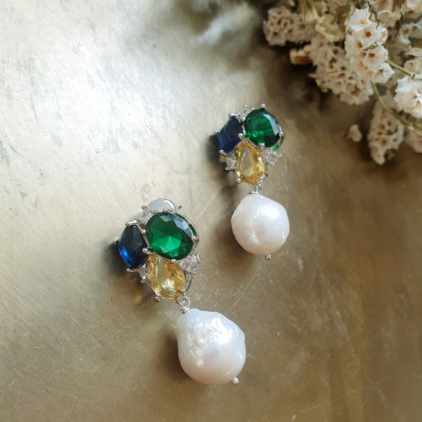 Orecchini in acciaio e cristalli con perla barocca