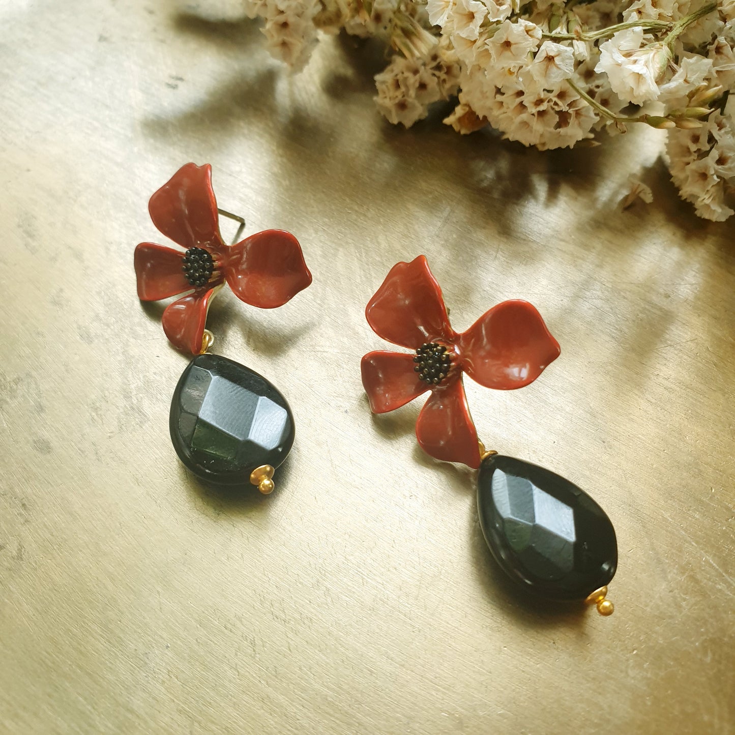 Orecchini a perno fiore laccato e onice