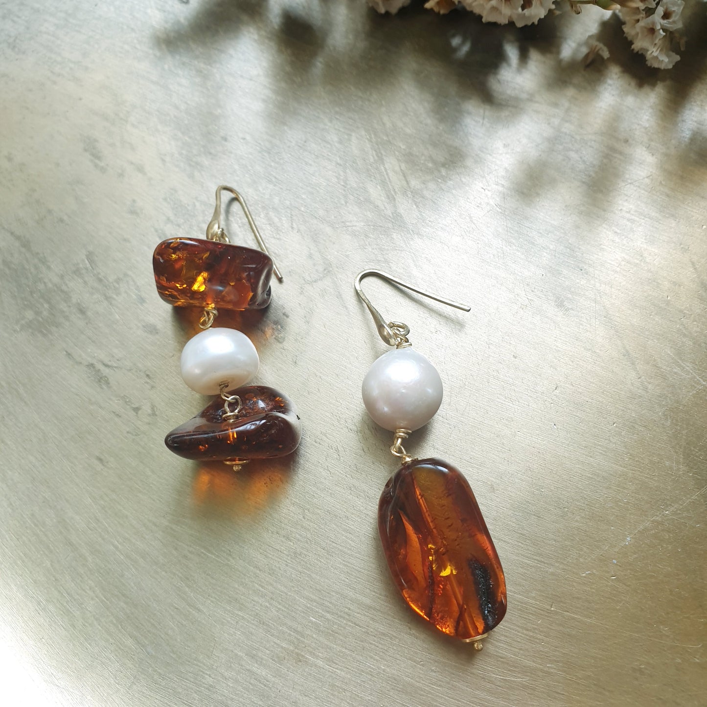 Orecchini in argento con ambra e perle