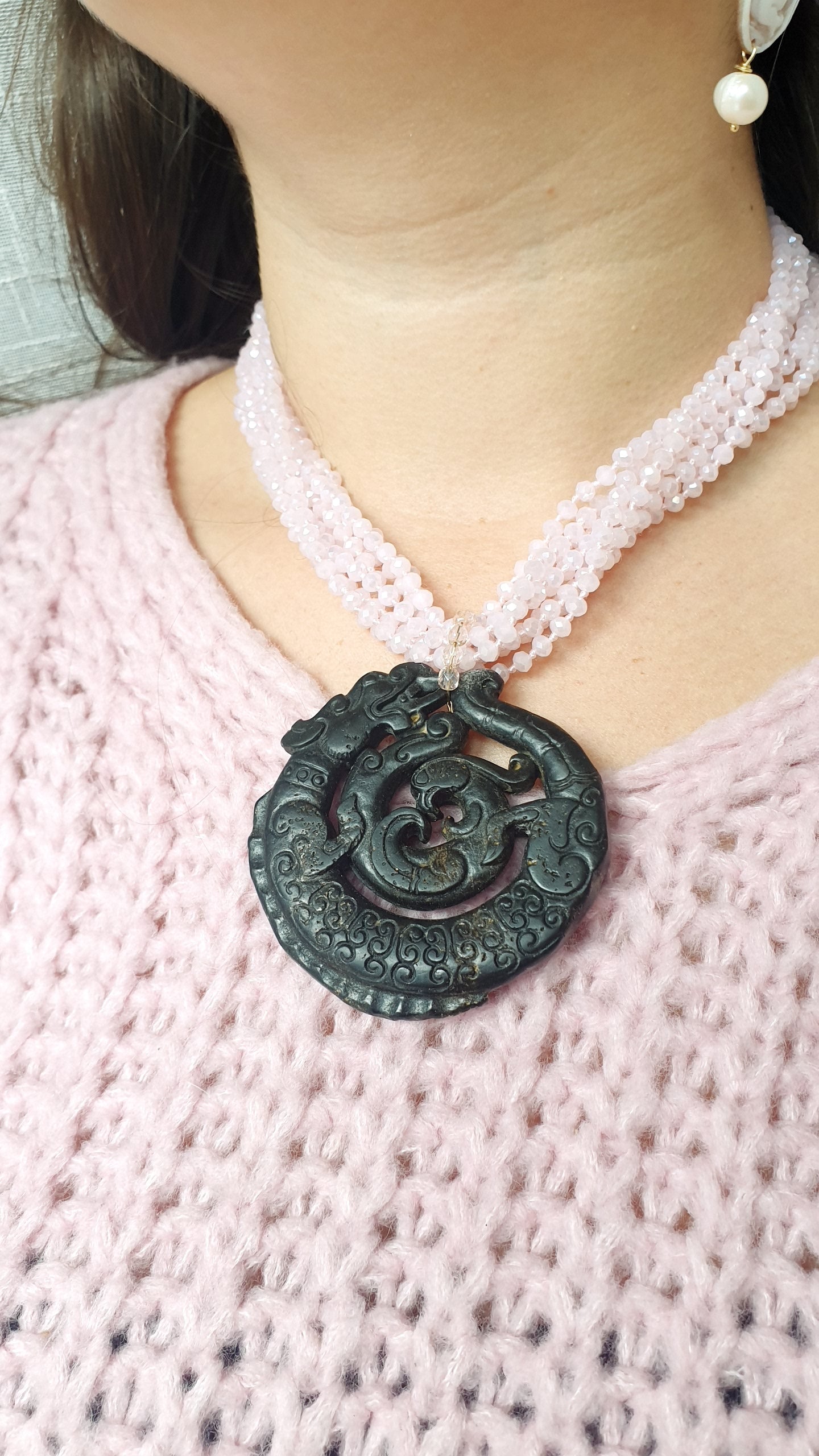 Collana di cristllini e giada intagliata