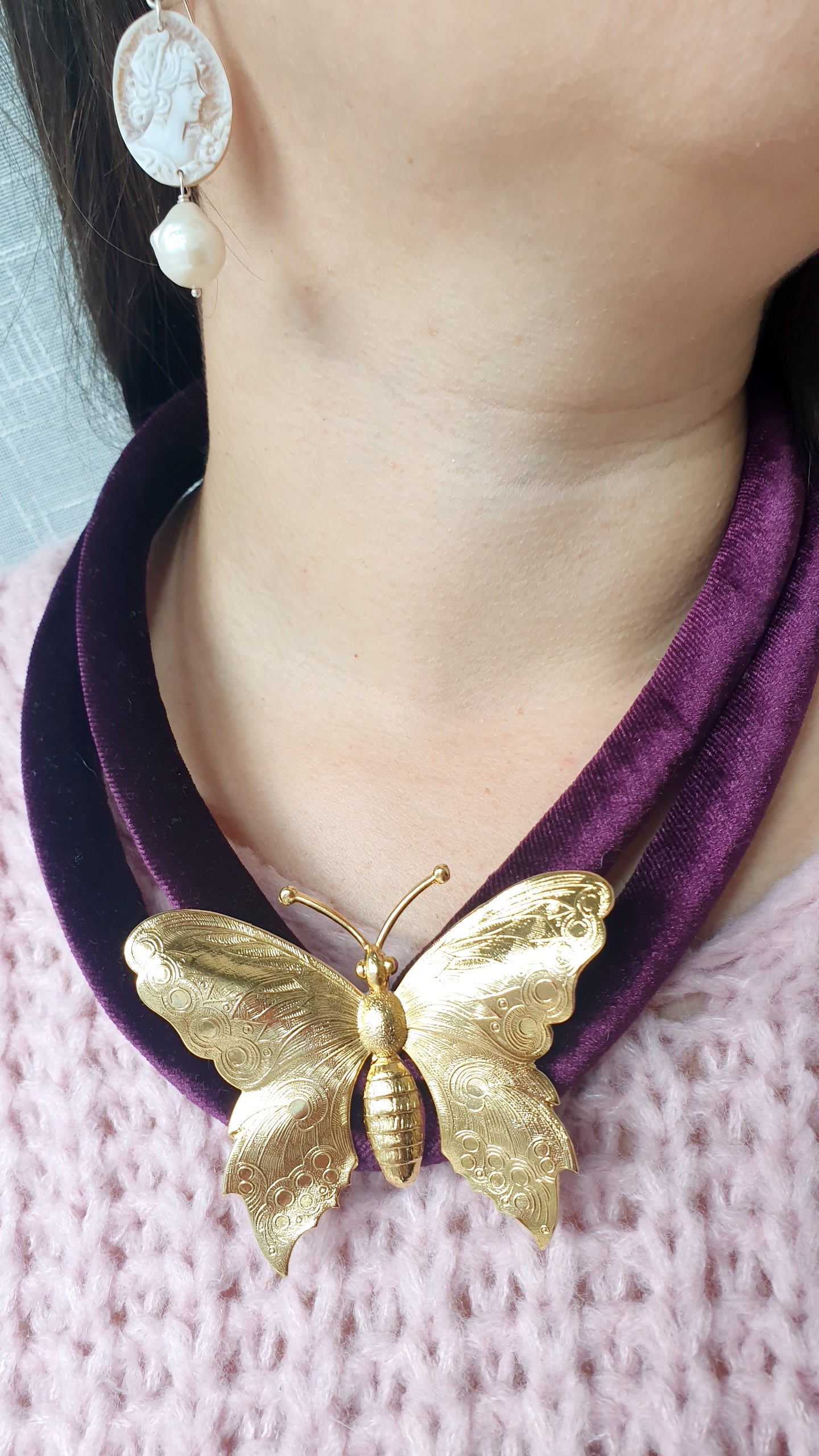 Collana in velluto con farfalla placcata oro.