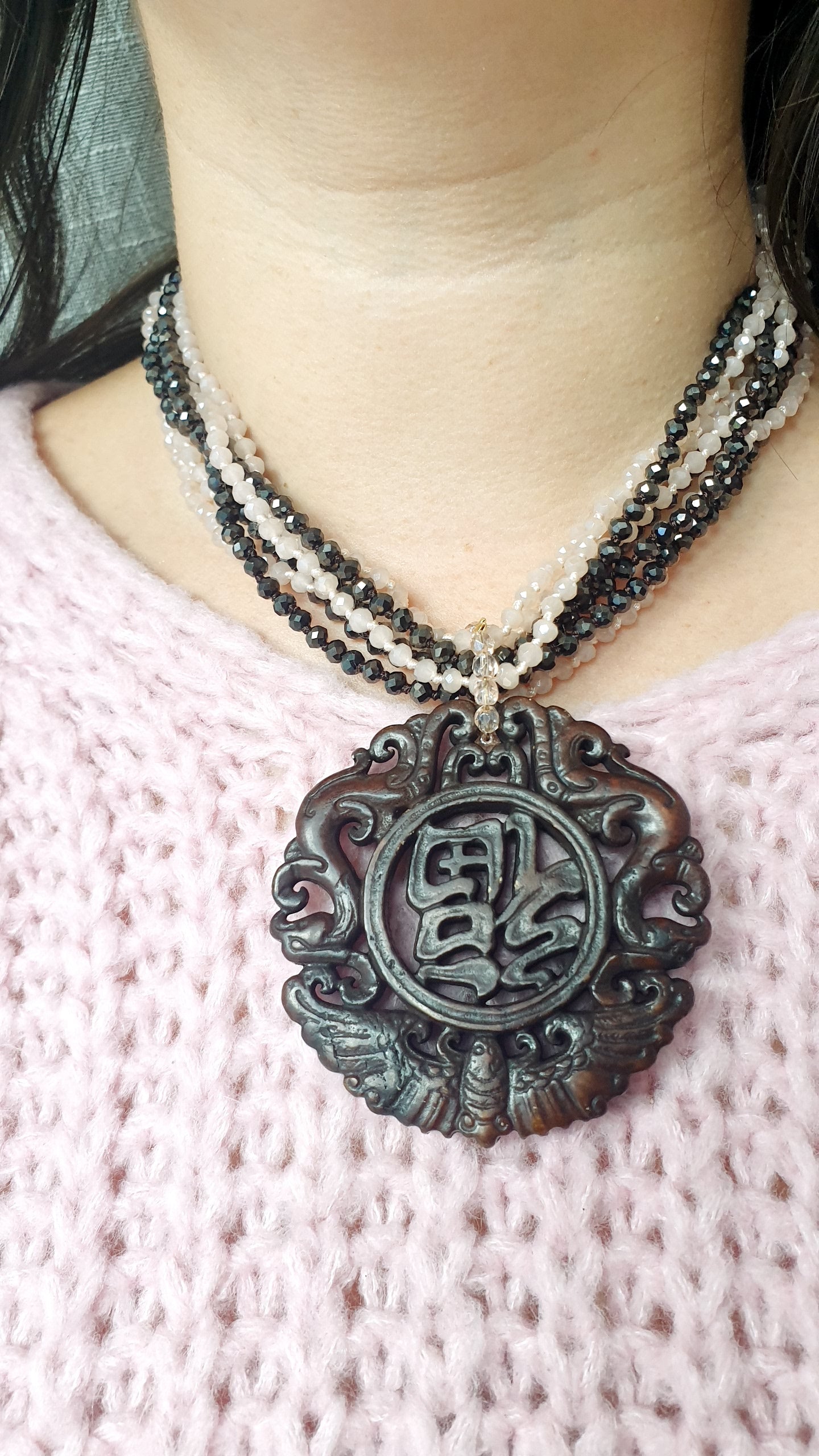 Girocollo di cristallini con giada incisa