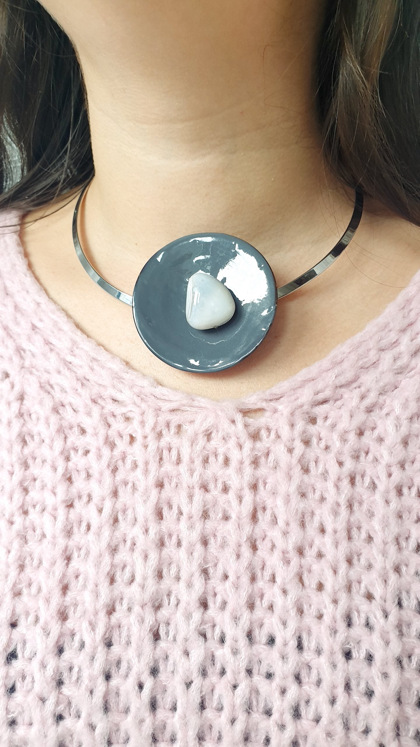 Girocollo in acciaio con seme laccato e agata