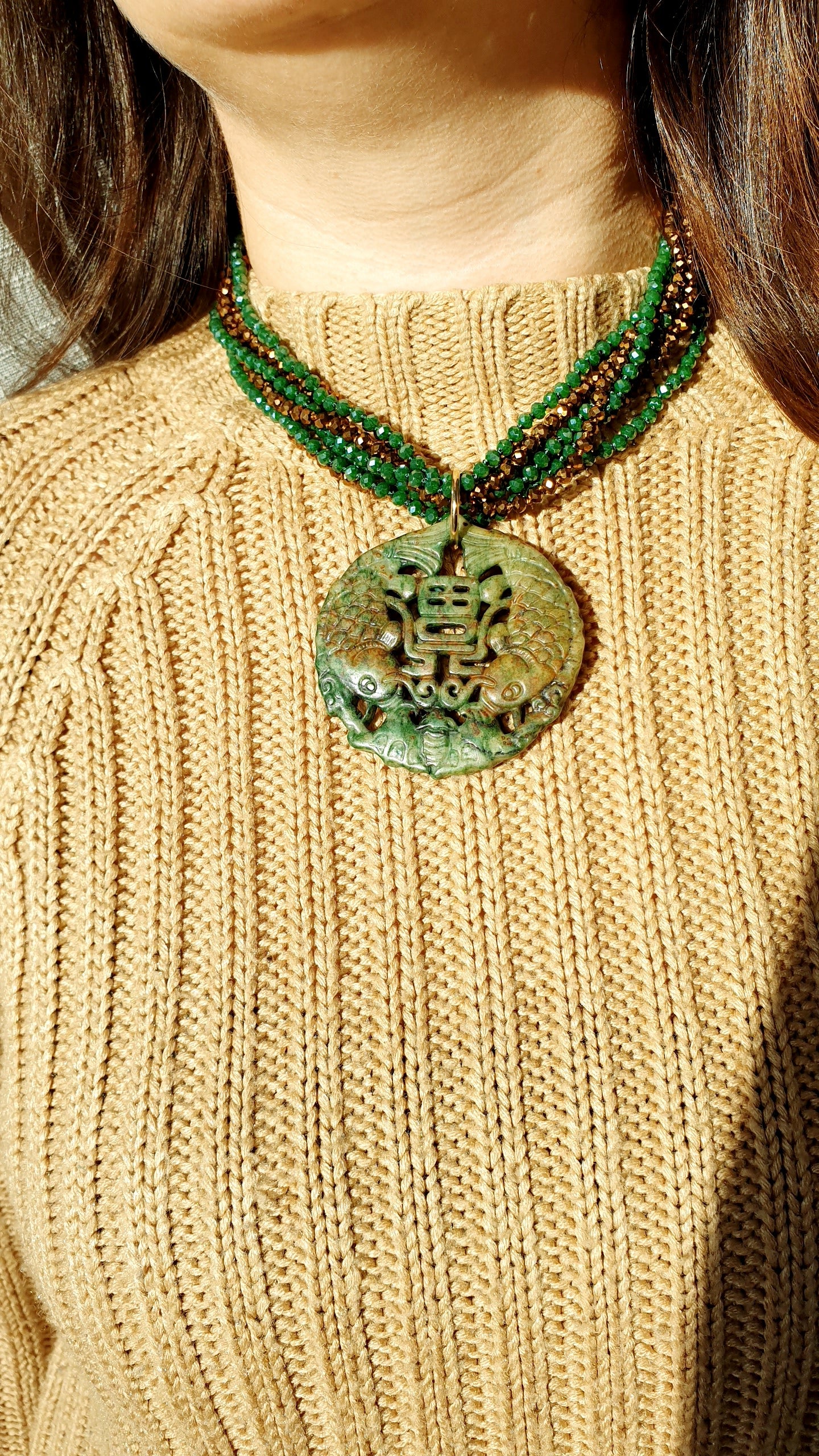 Girocollo di cristallini con giada intagliata