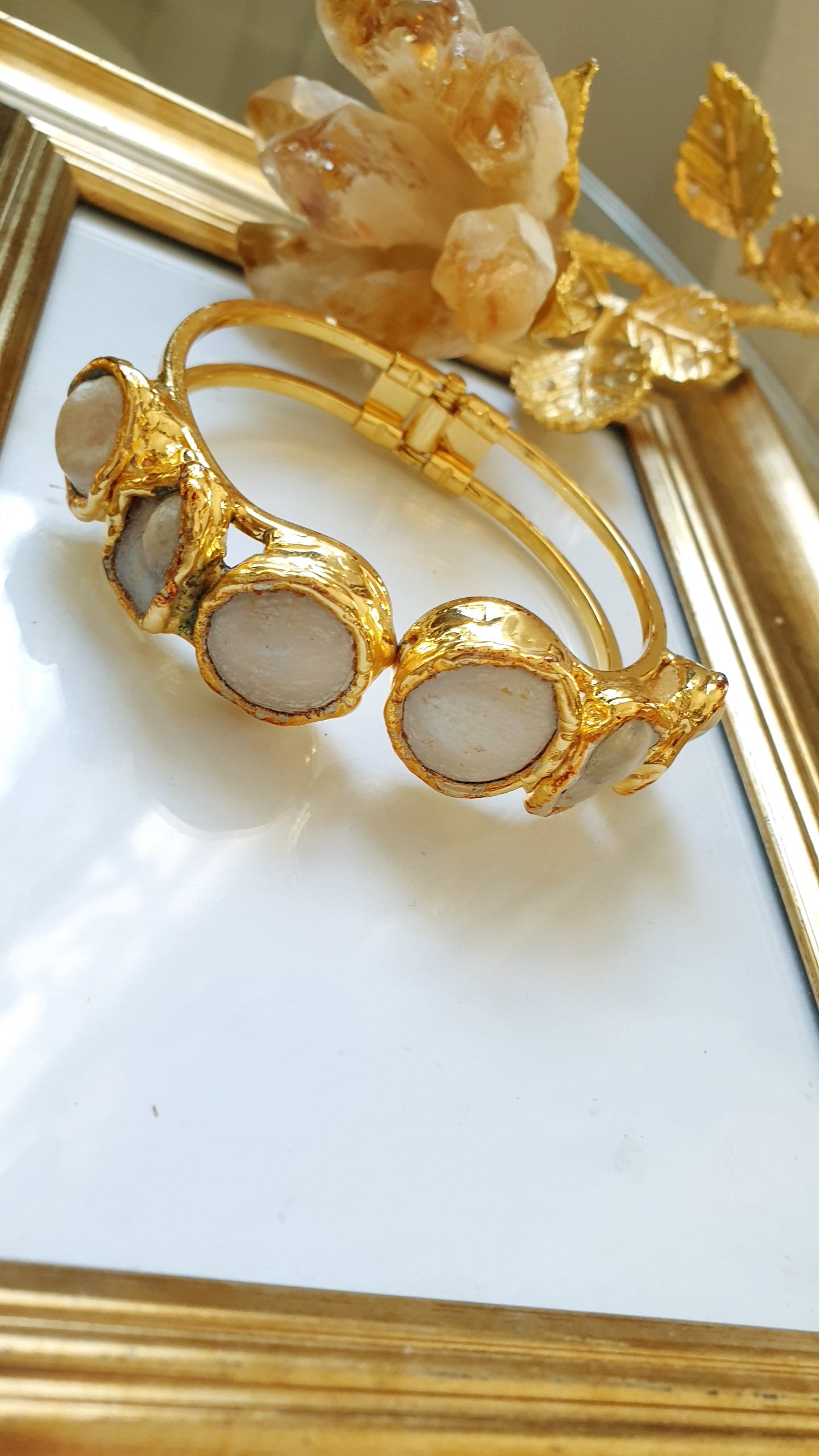 Bracciale in ottone con perle barocche