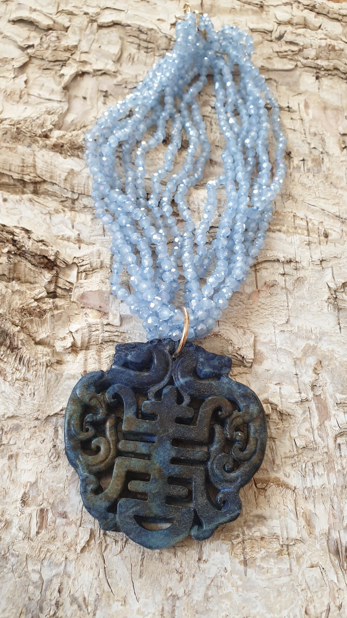 Girocollo di cristallini con giada intagliata