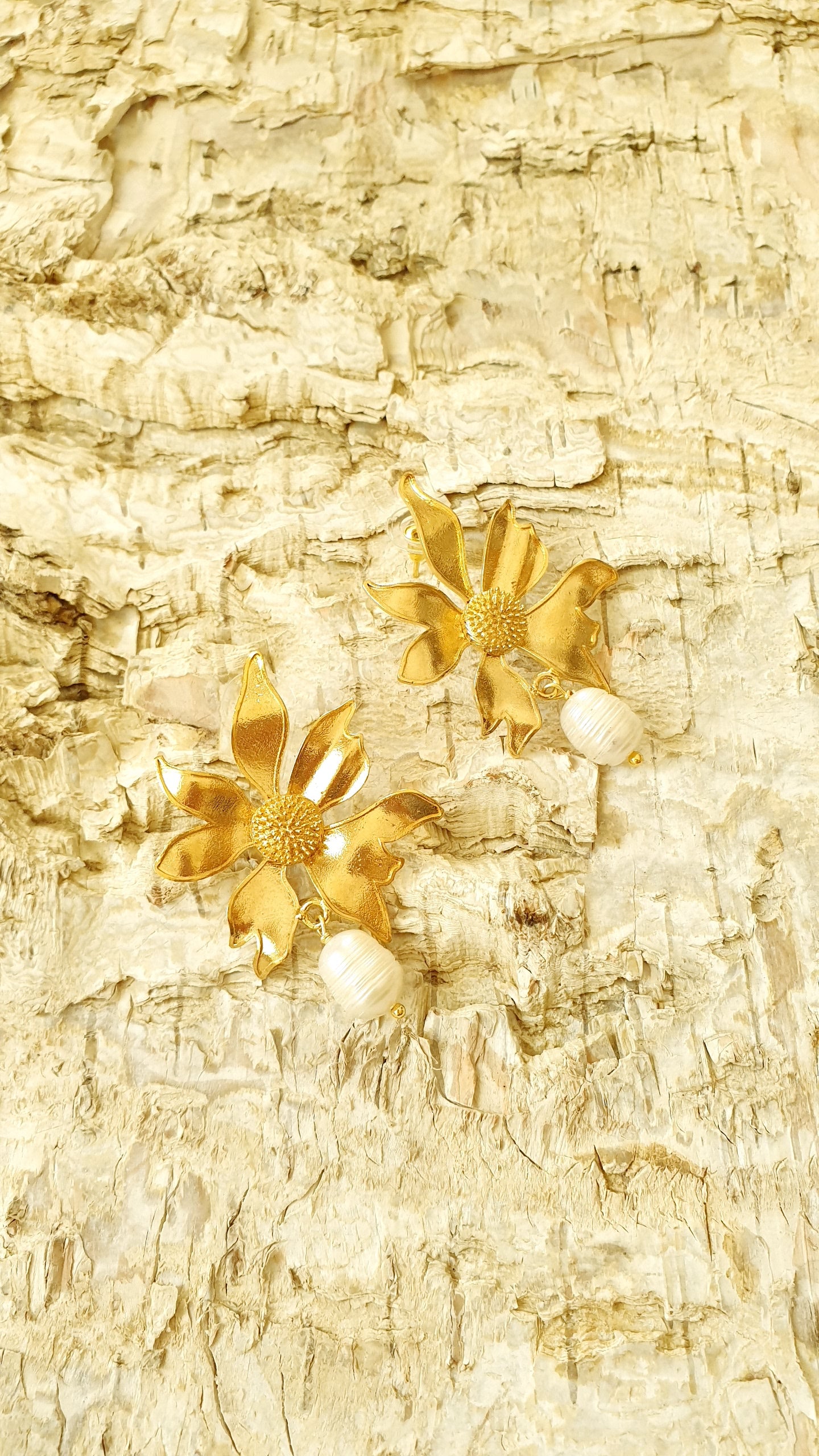 Orecchini in ottone con perla di fiume