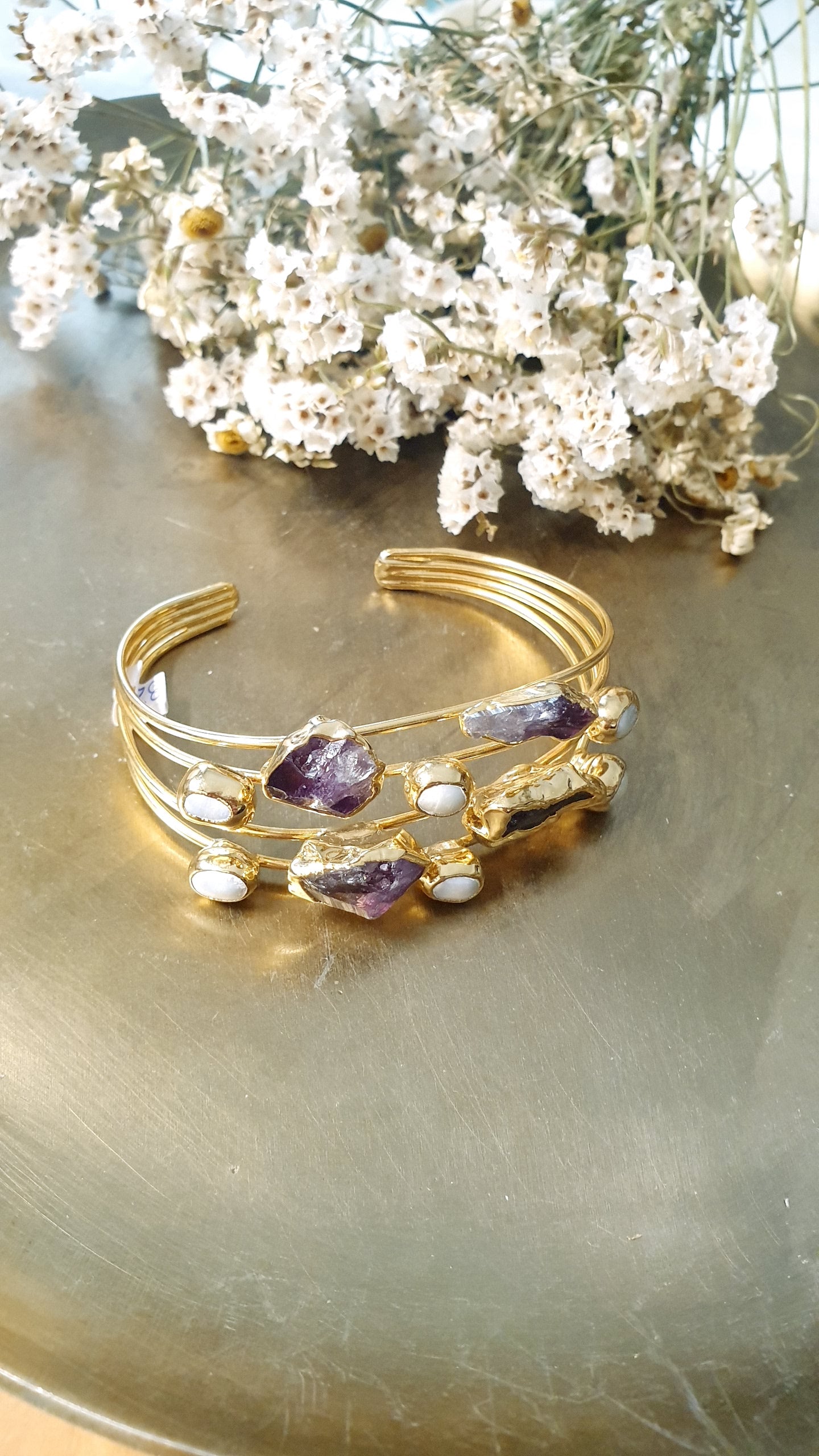 Bracciale in ottone con perle e pietre