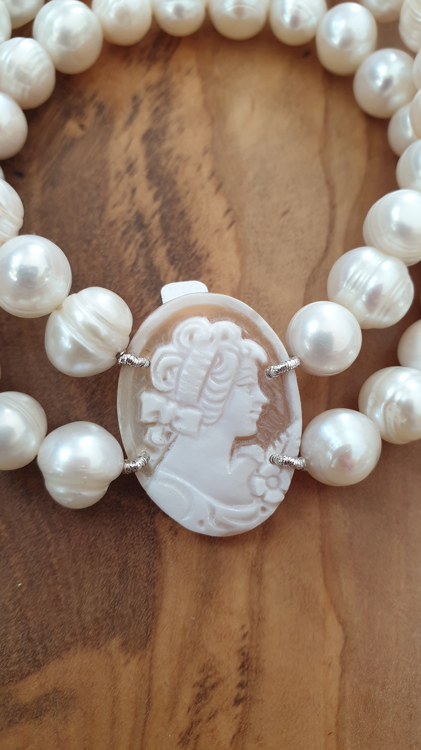 Bracciale in perle di fiume e cammeo