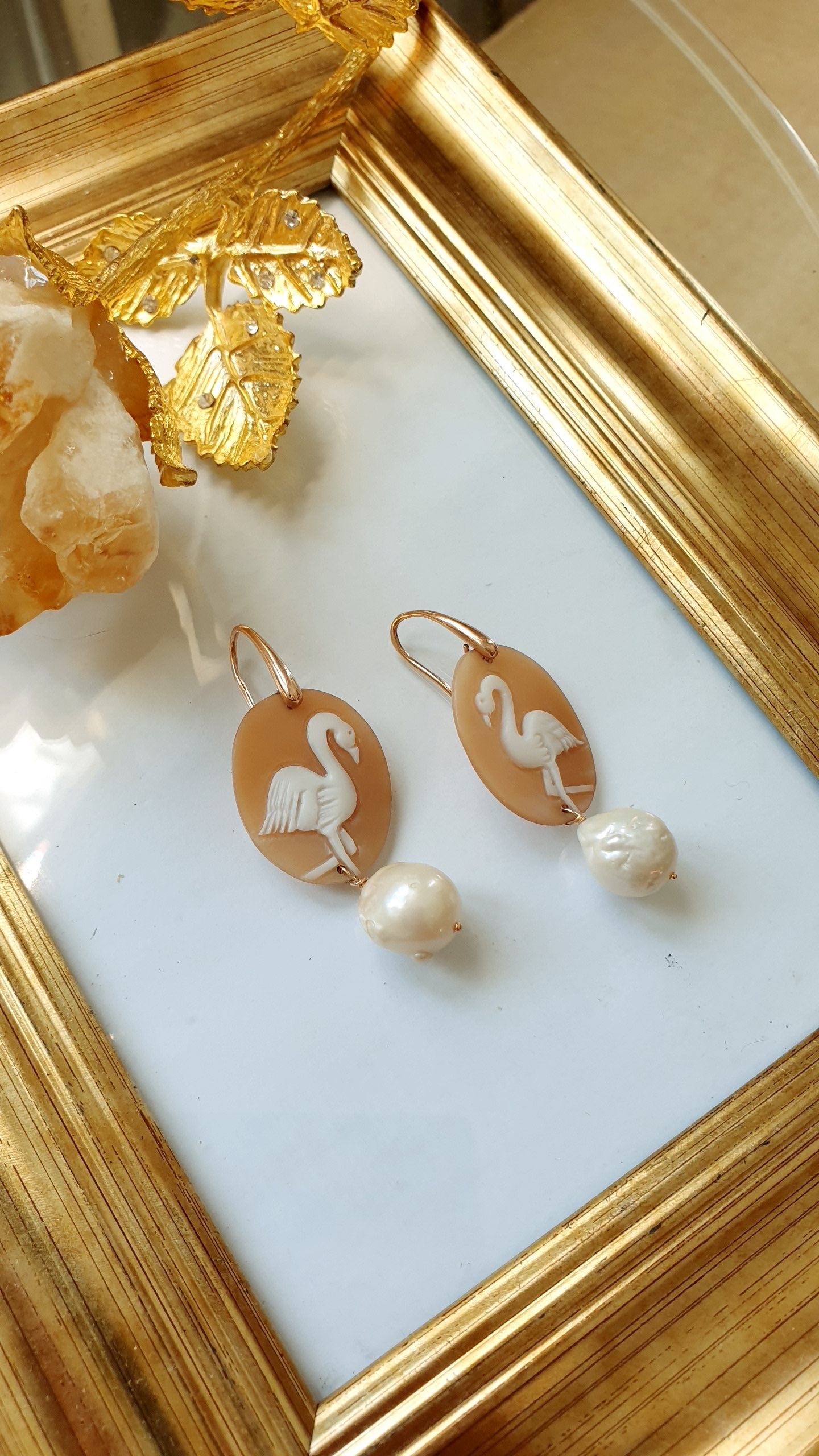 Orecchini in argento con cammei fenicotteri e perle