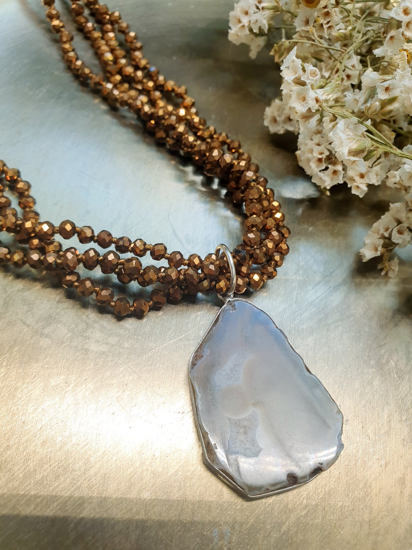 Collana di cristallini con fetta di agata