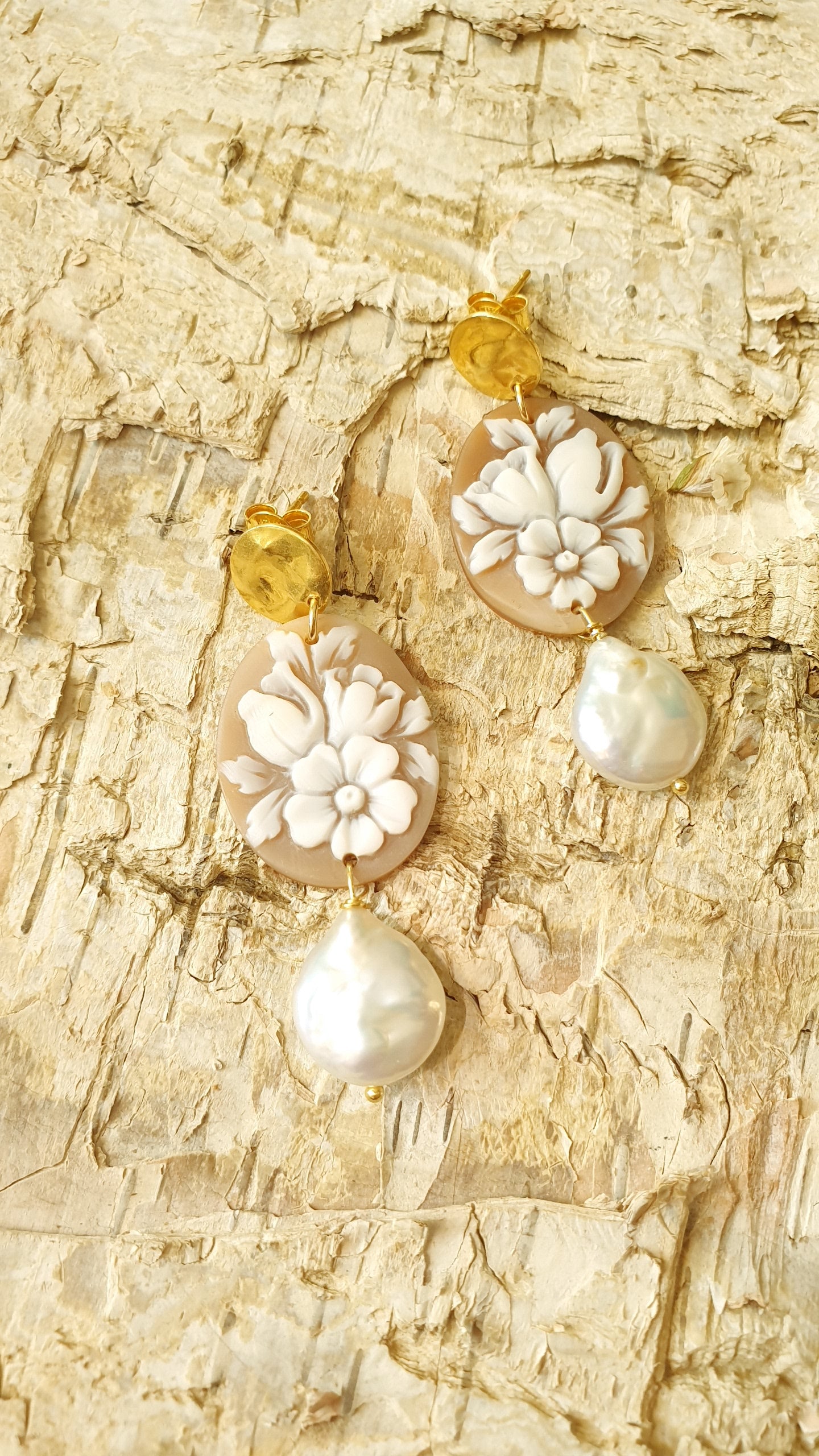 Orecchini in argento con cammei floreali
