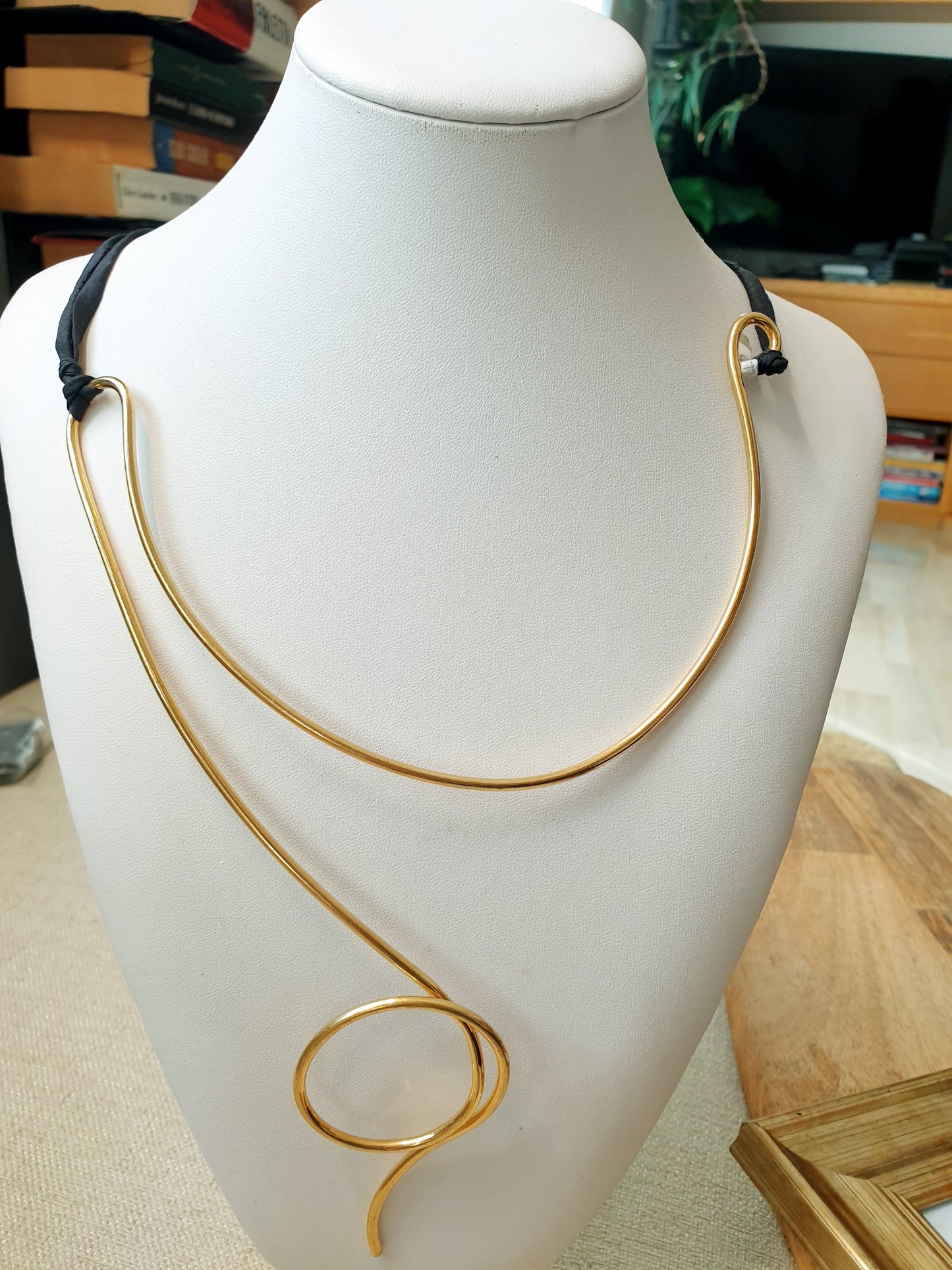 Collana in filo placcato oro con nastri
