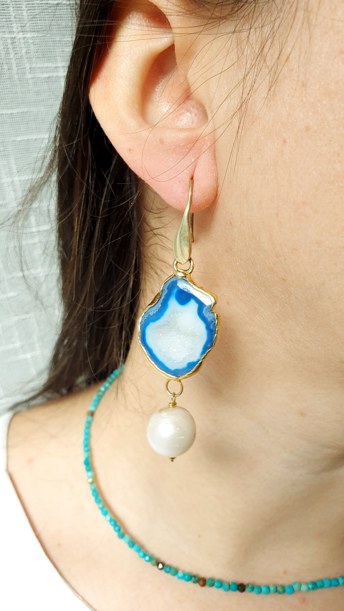 Orecchini in ottone con drusa, perle, apatite