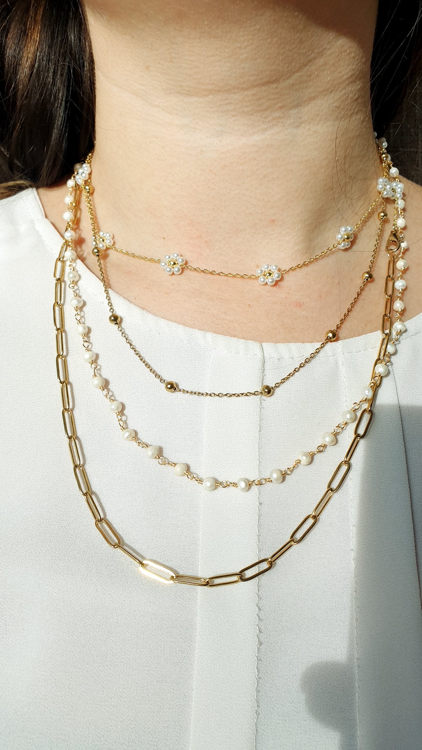 Collana lunghissima in metallo con catene, perline, charms.