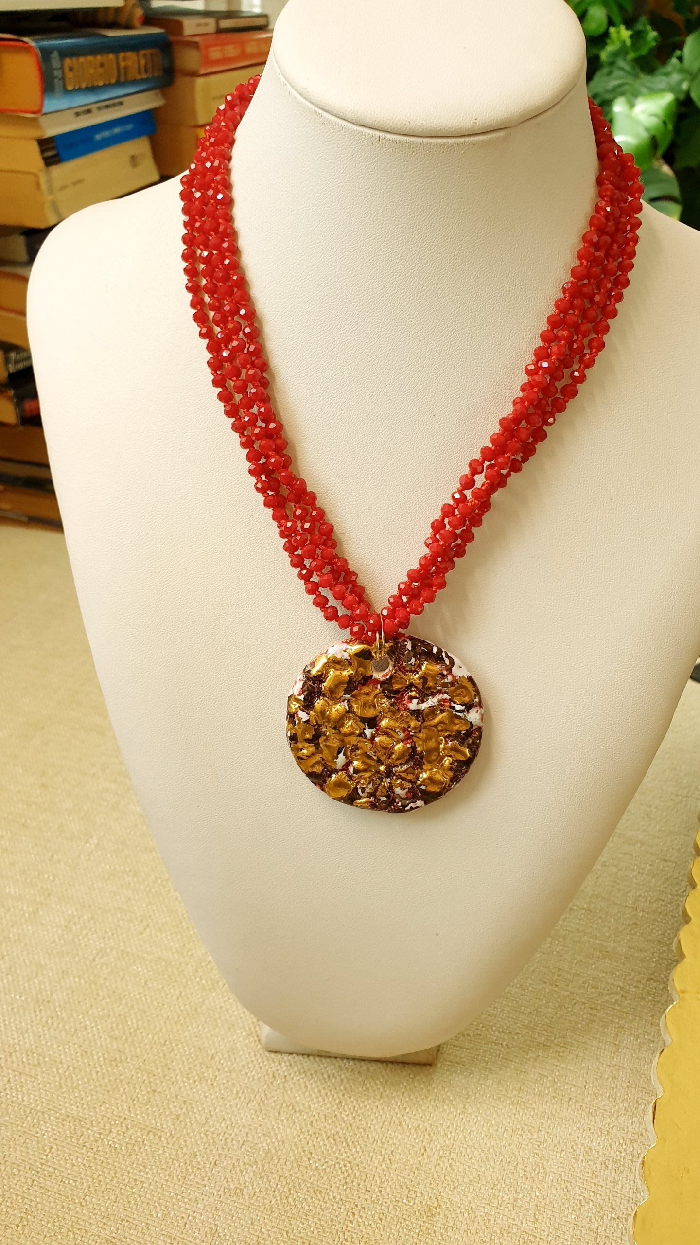 Collana di cristallini con ceramica raku.