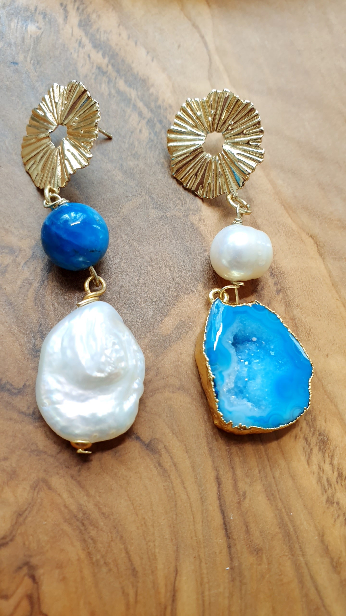 Orecchini in argento con drusa, perla barocca, apatite