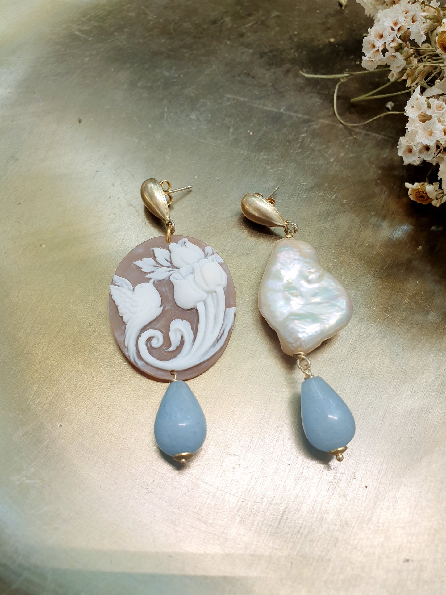 Orecchini in argento con cammeo, perla barocca, acquamarina