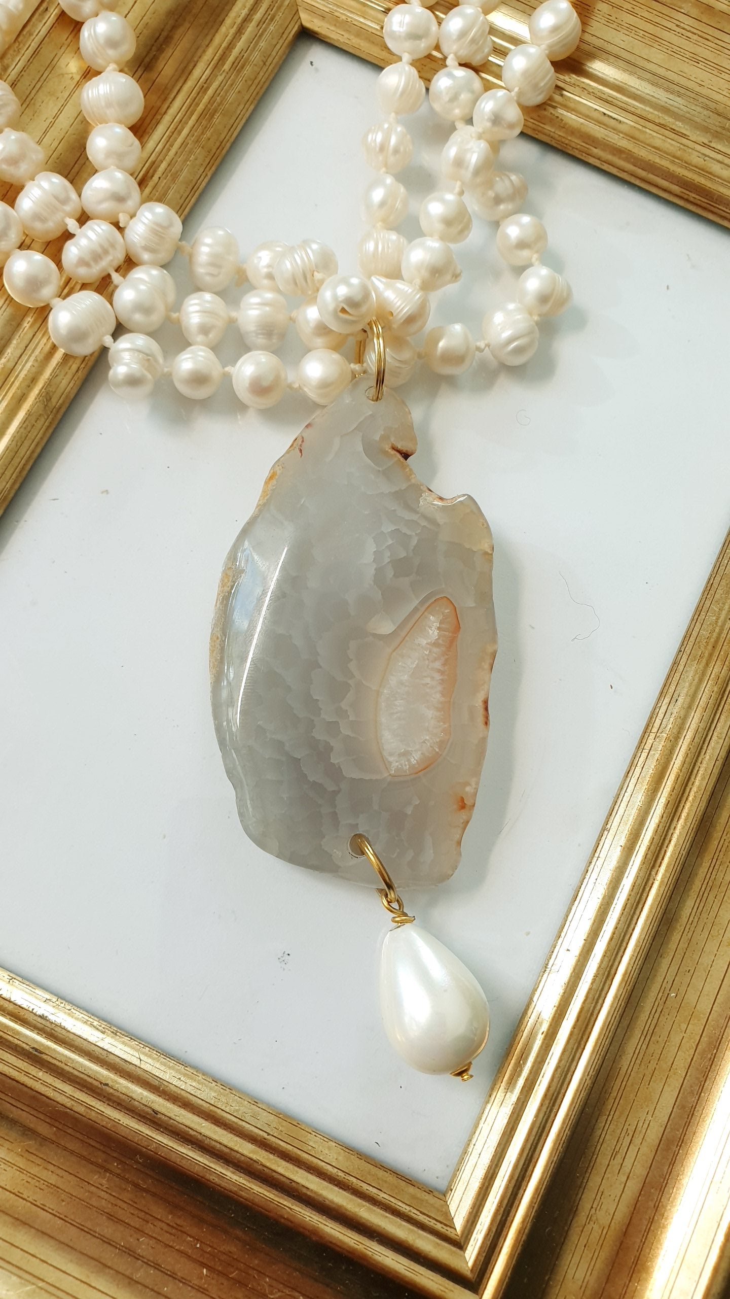 Girocollo in perle di fiume con agata e perla di Maiorca.