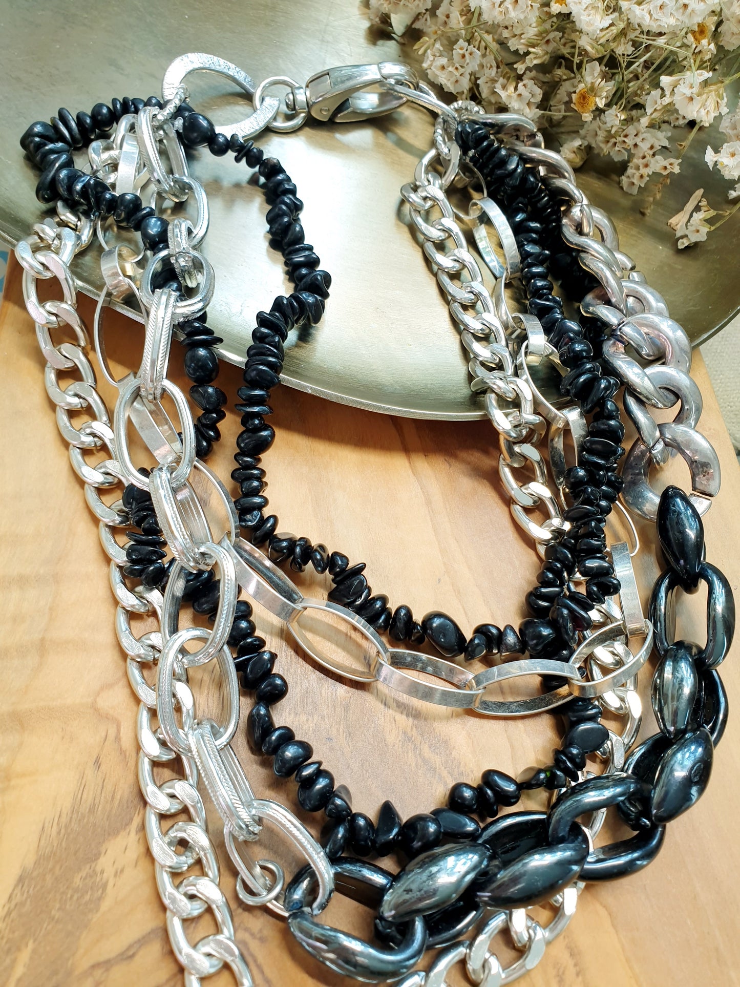 Girocollo multifilo con catene, onice, resine
