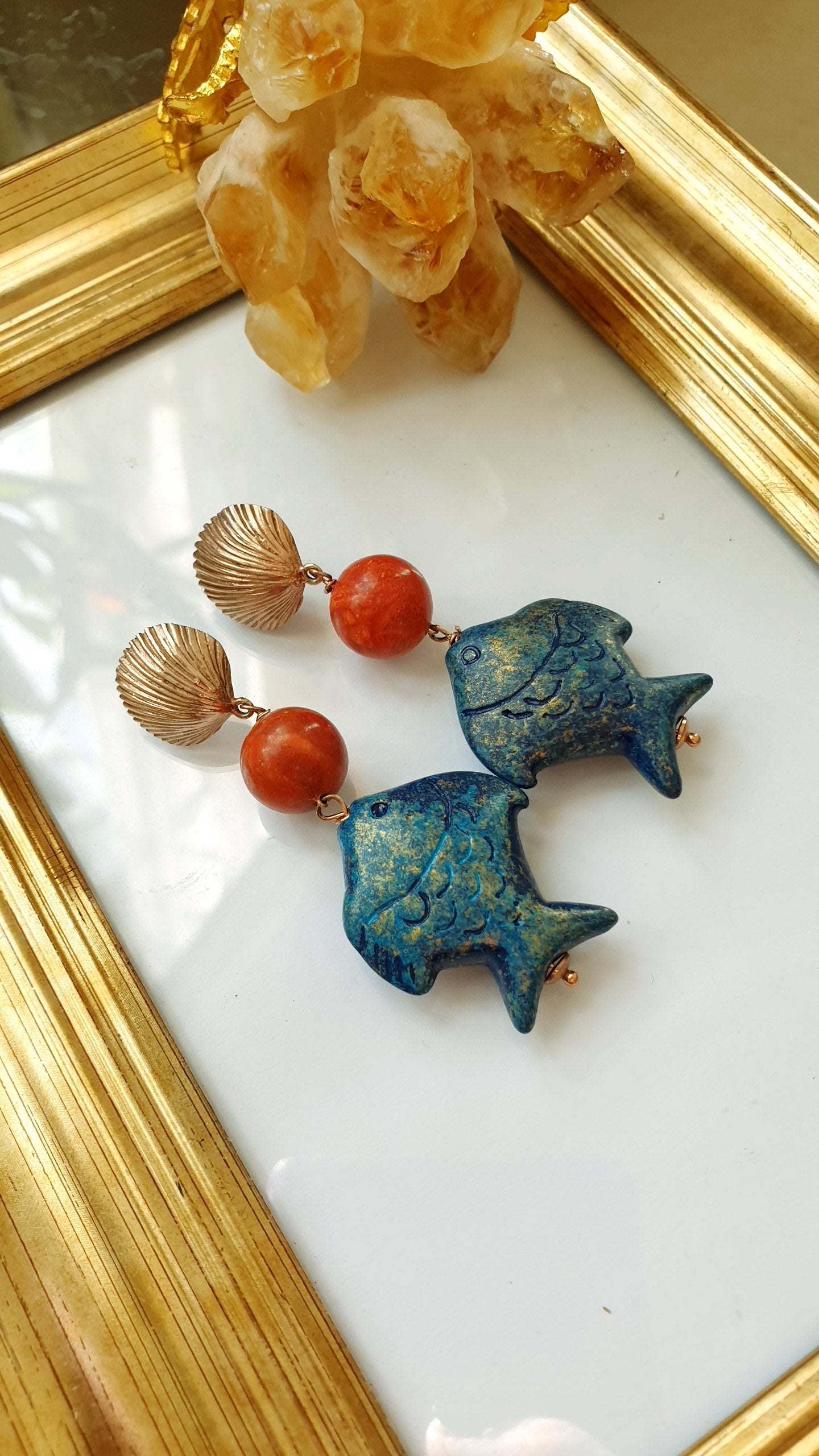 Orecchini in argento con corallo e pesciolini in resina .