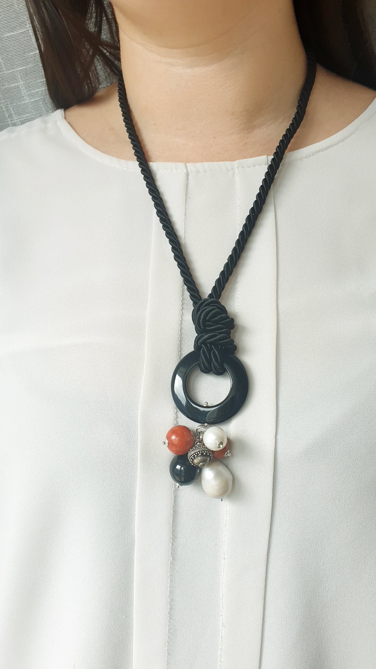 Collana in seta con onice, corallo, perle, argento