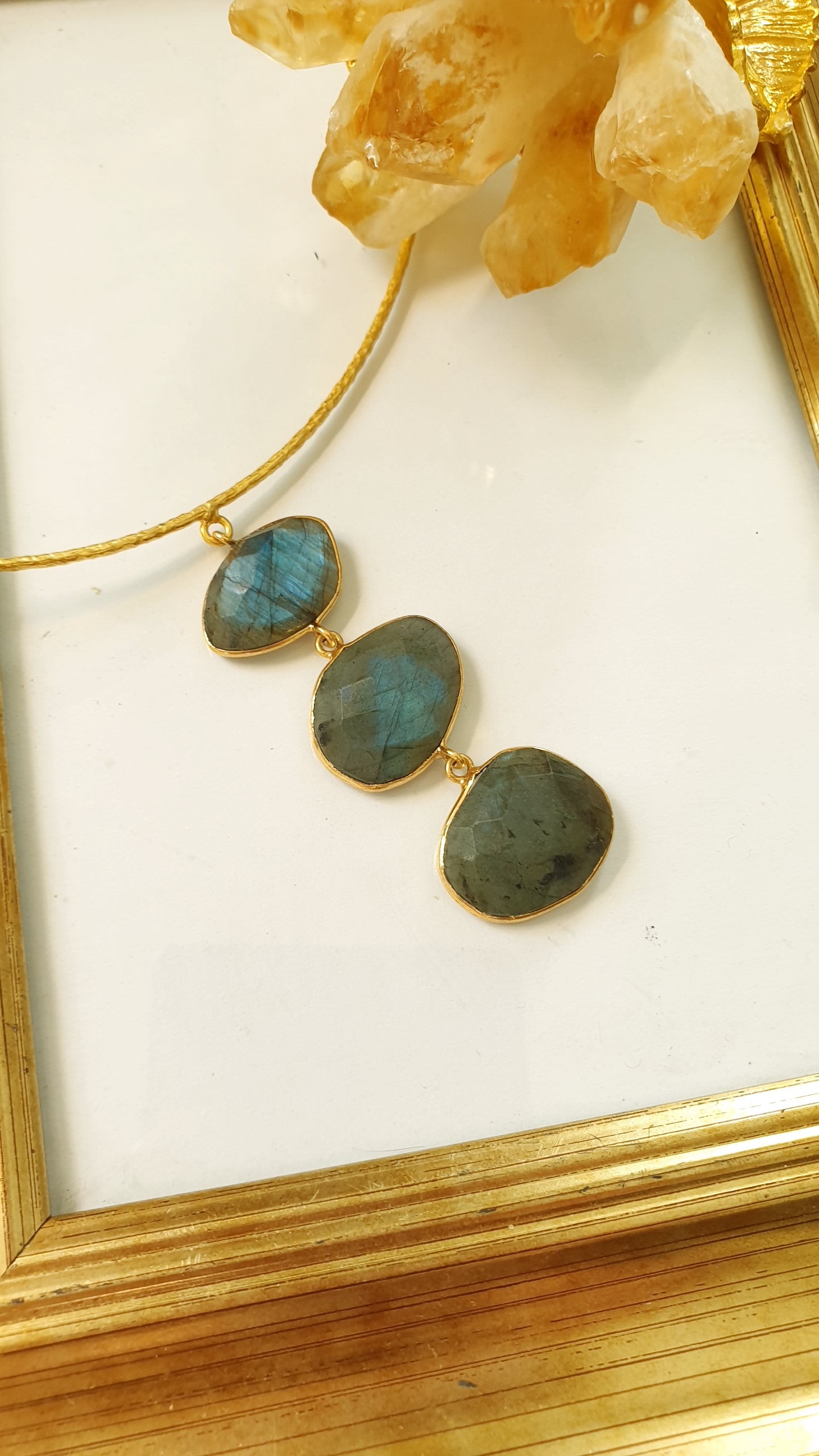 Girocollo in ottone con labradorite.