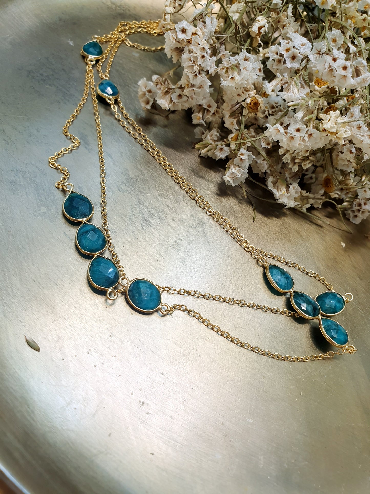 Lunga collana in ottone con radice di smeraldo