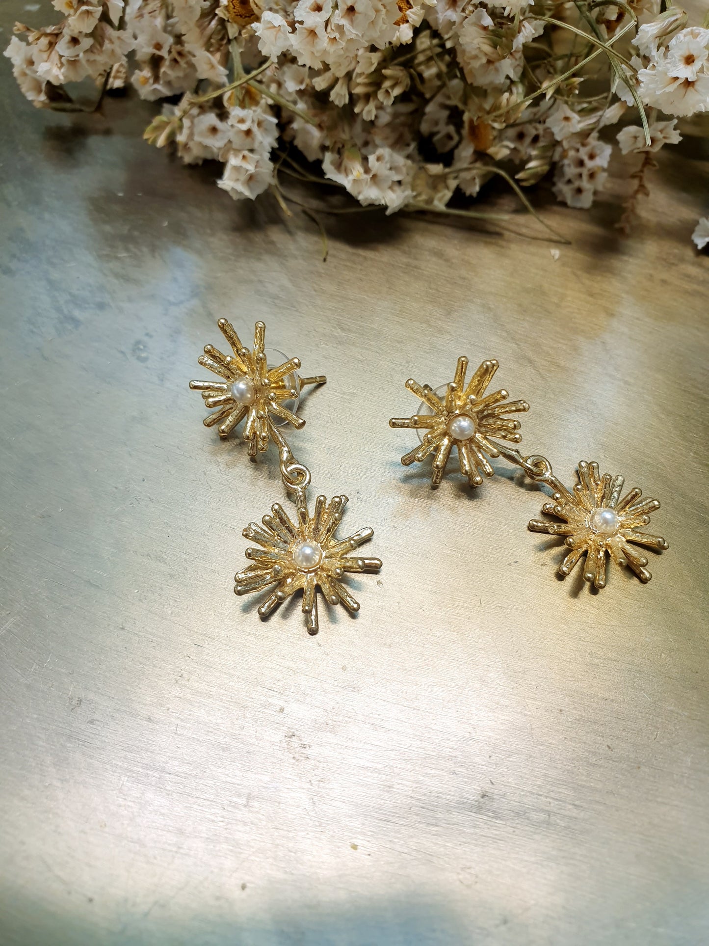 Orecchini doppi in ottone con perle
