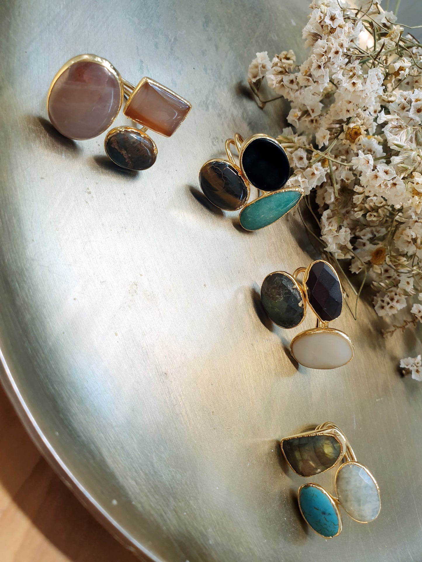 Anelli di ottone con pietre dure