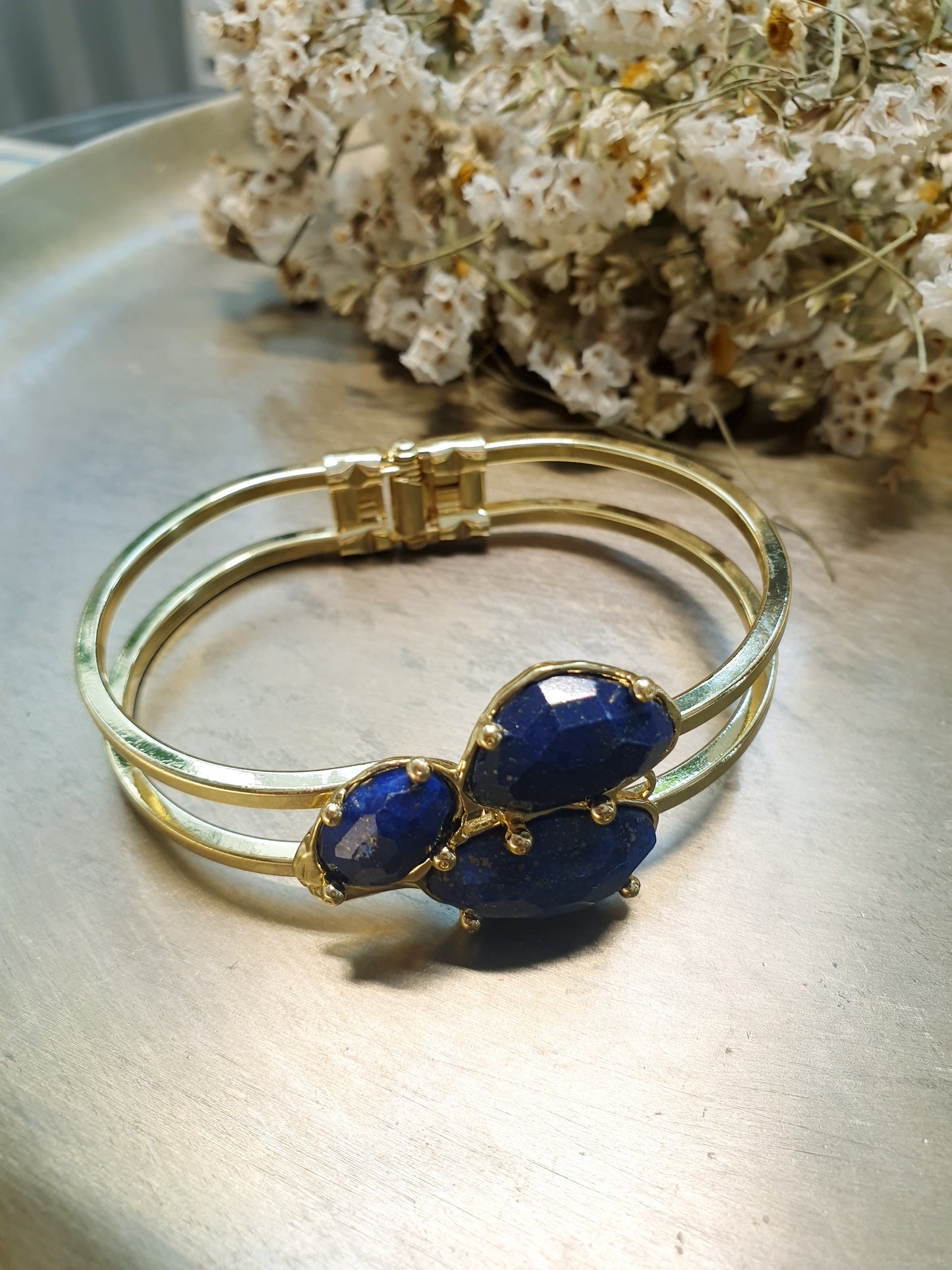 Bracciale in bronzo con lapislazzuli