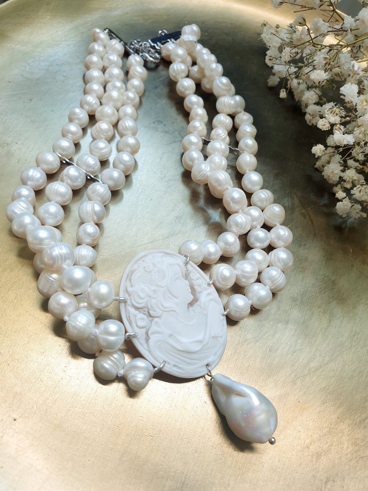 Girocollo a tre fili di perle con cammeo inciso e perla barocca. Pezzo unico