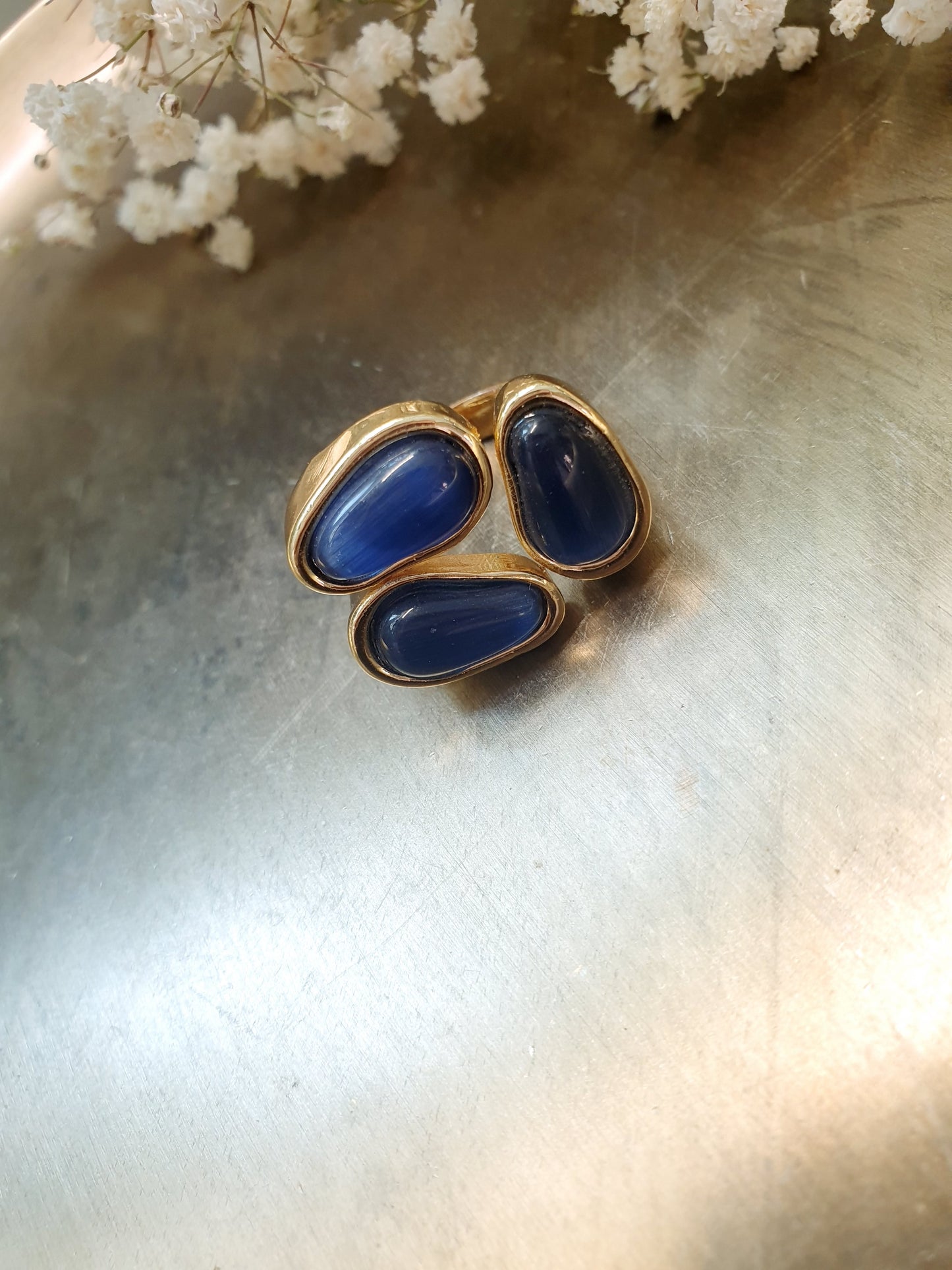 Anello in bronzo con occhio di gatto blu.