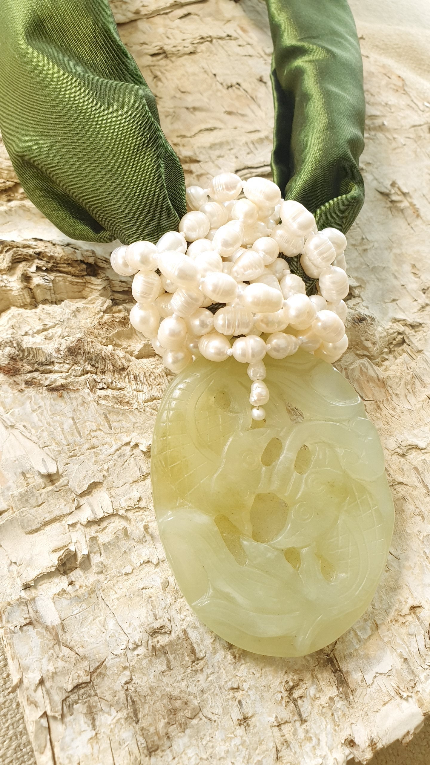 Collana in seta con giada e perle di fiume