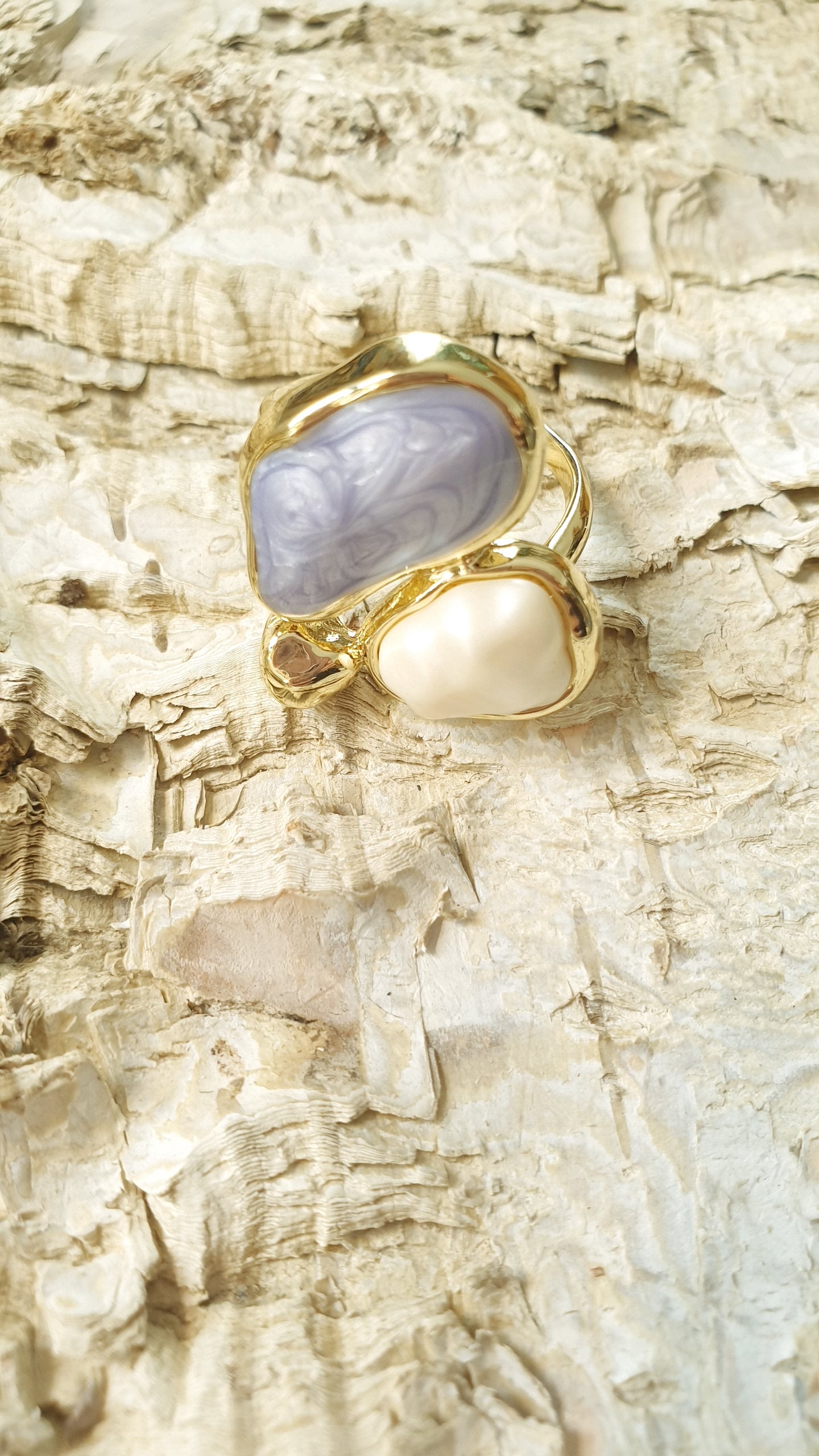 Anello in bronzo con perla e smalto