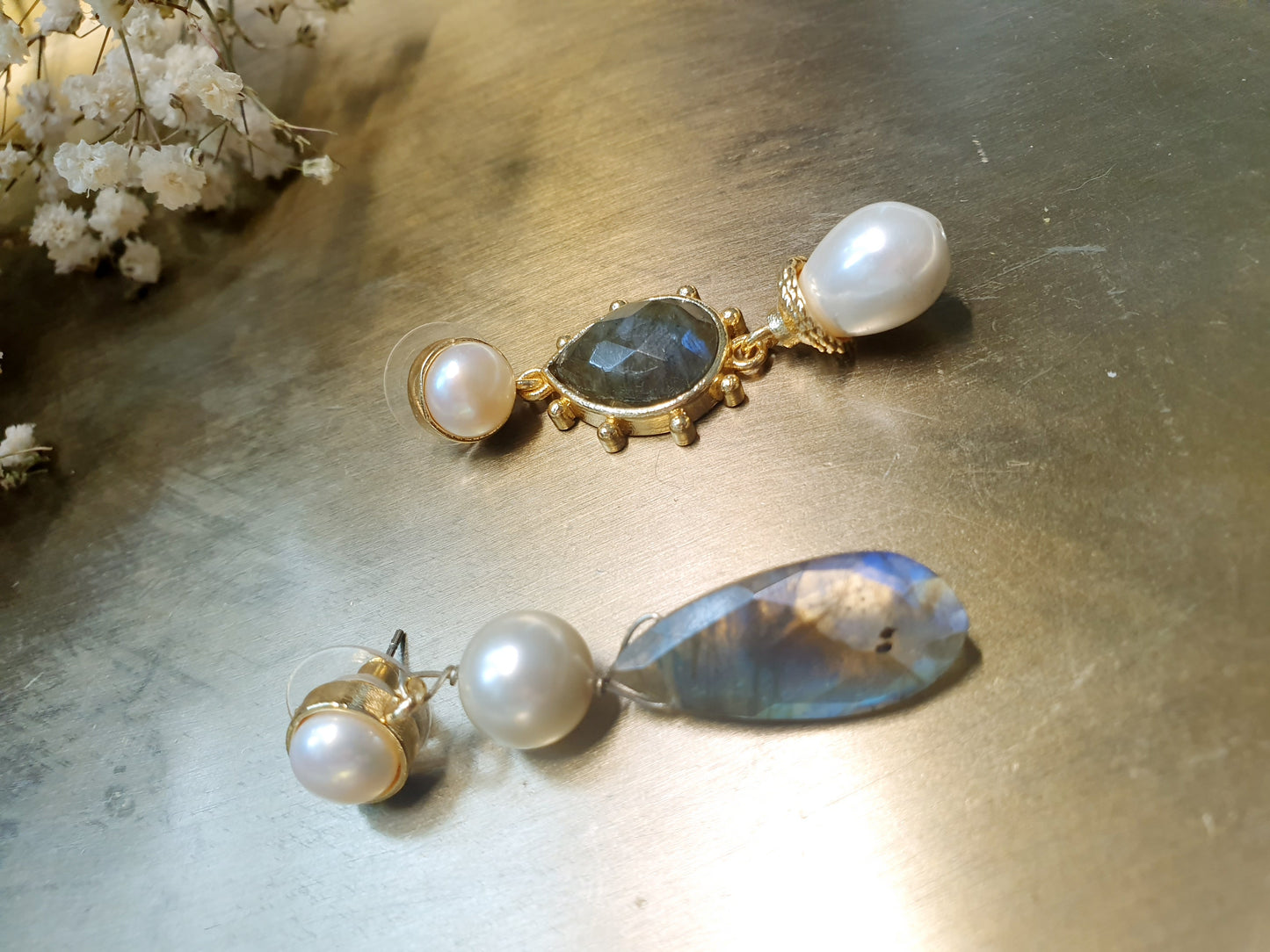 Orecchini in ottone con labradorite e perle