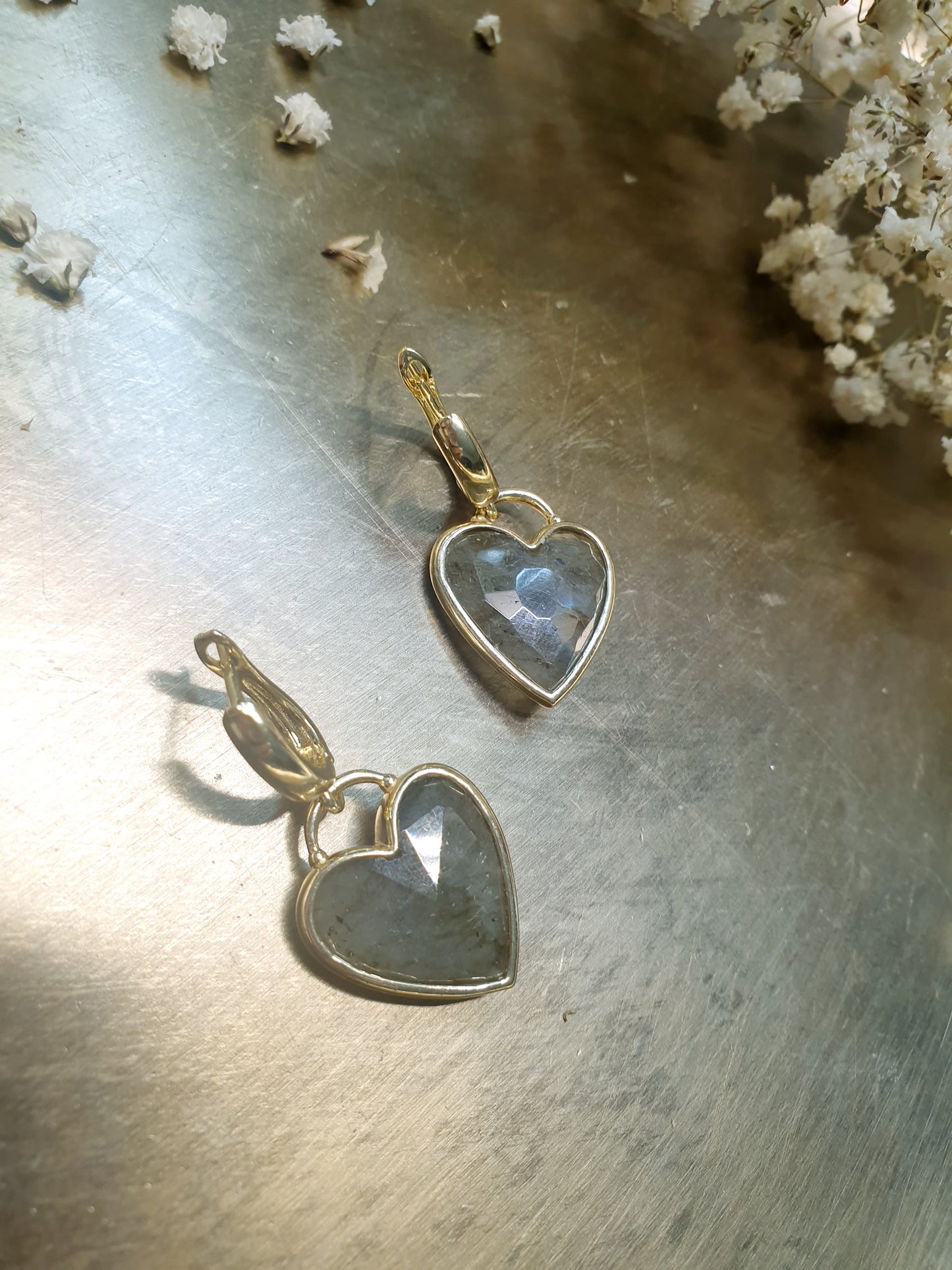 Orecchini in bronzo con cuore di labradorite