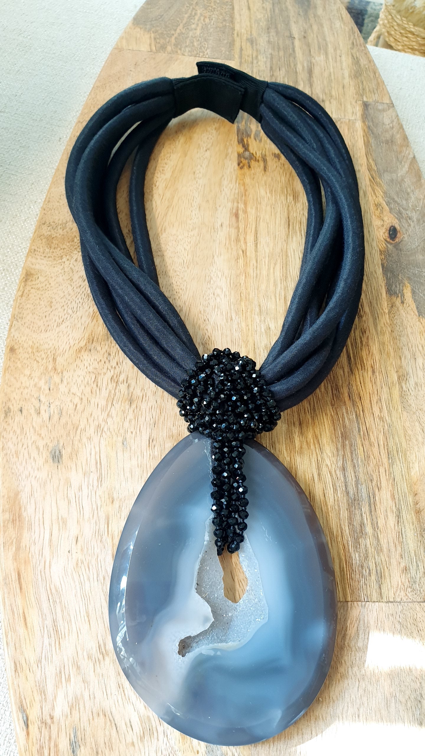 Collana multifilo nera con grande geode di agata e cristalli