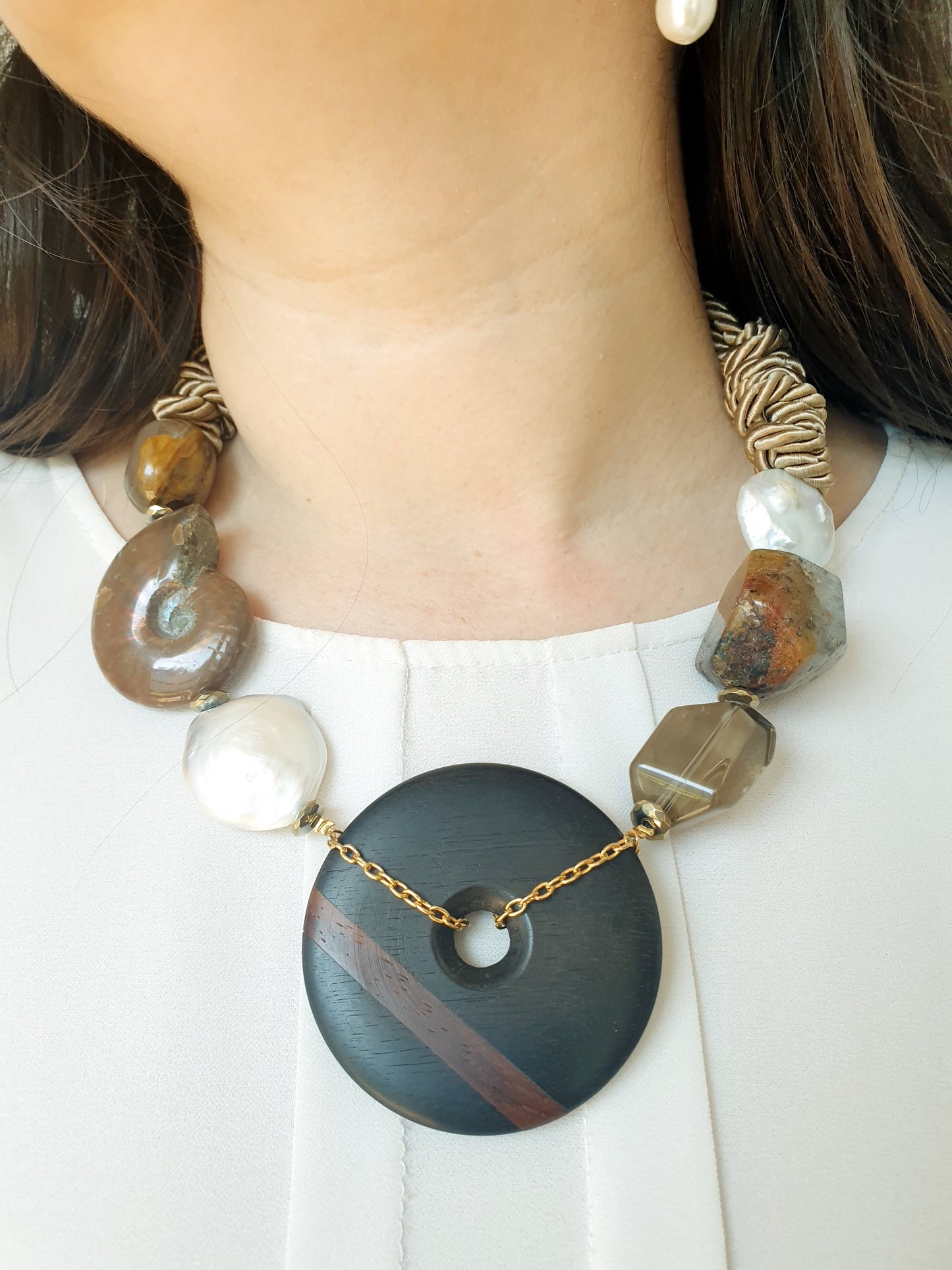 Collana in seta con perle, amonite, agate, quarzo fumo,legno.