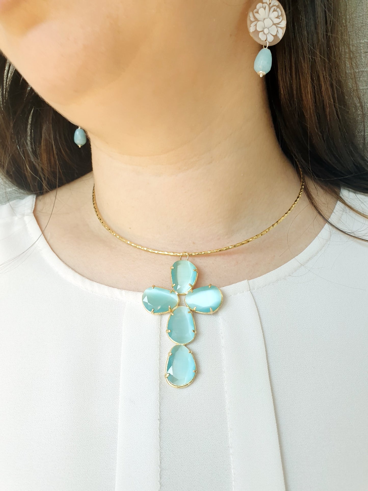 Collana in ottone con croce in occhio di gatto azzurra
