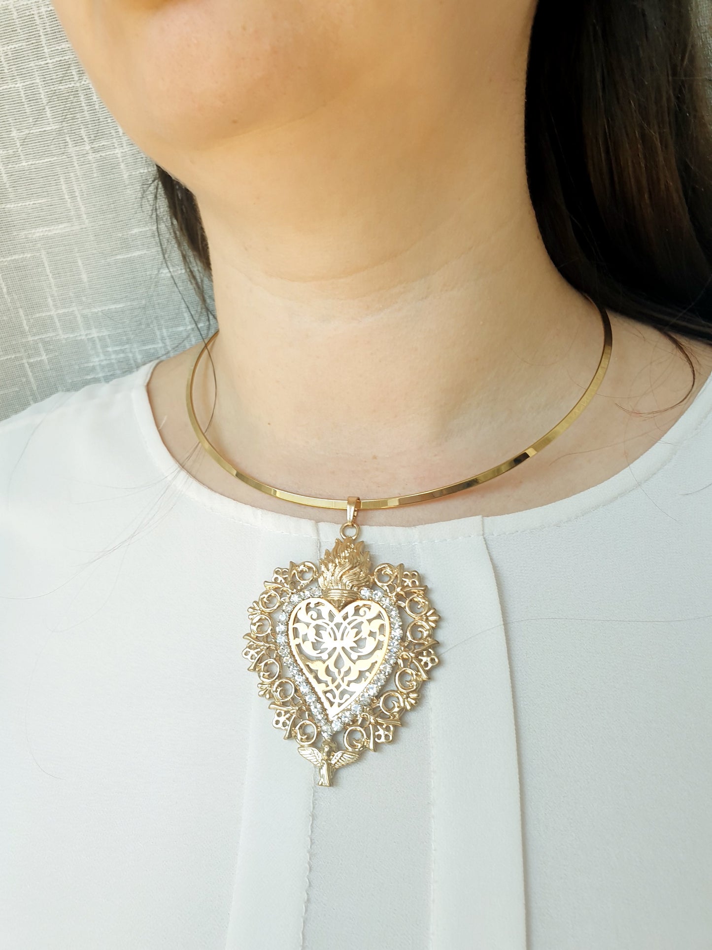 Collana in acciaio con cuore sacro e strass