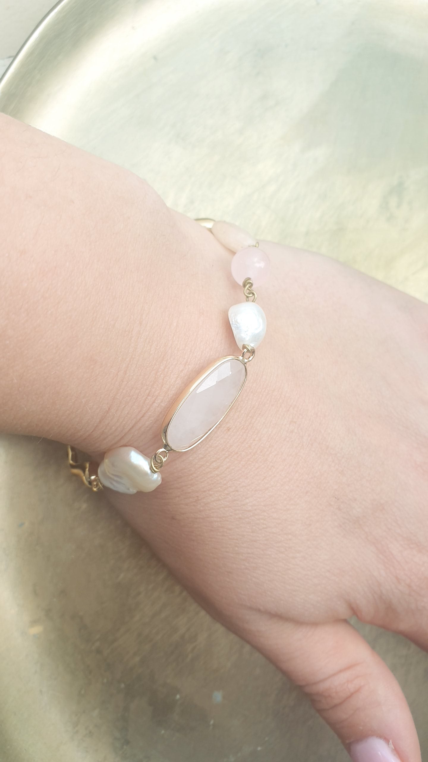 Bracciale in ottone con quarzo rosa e perle