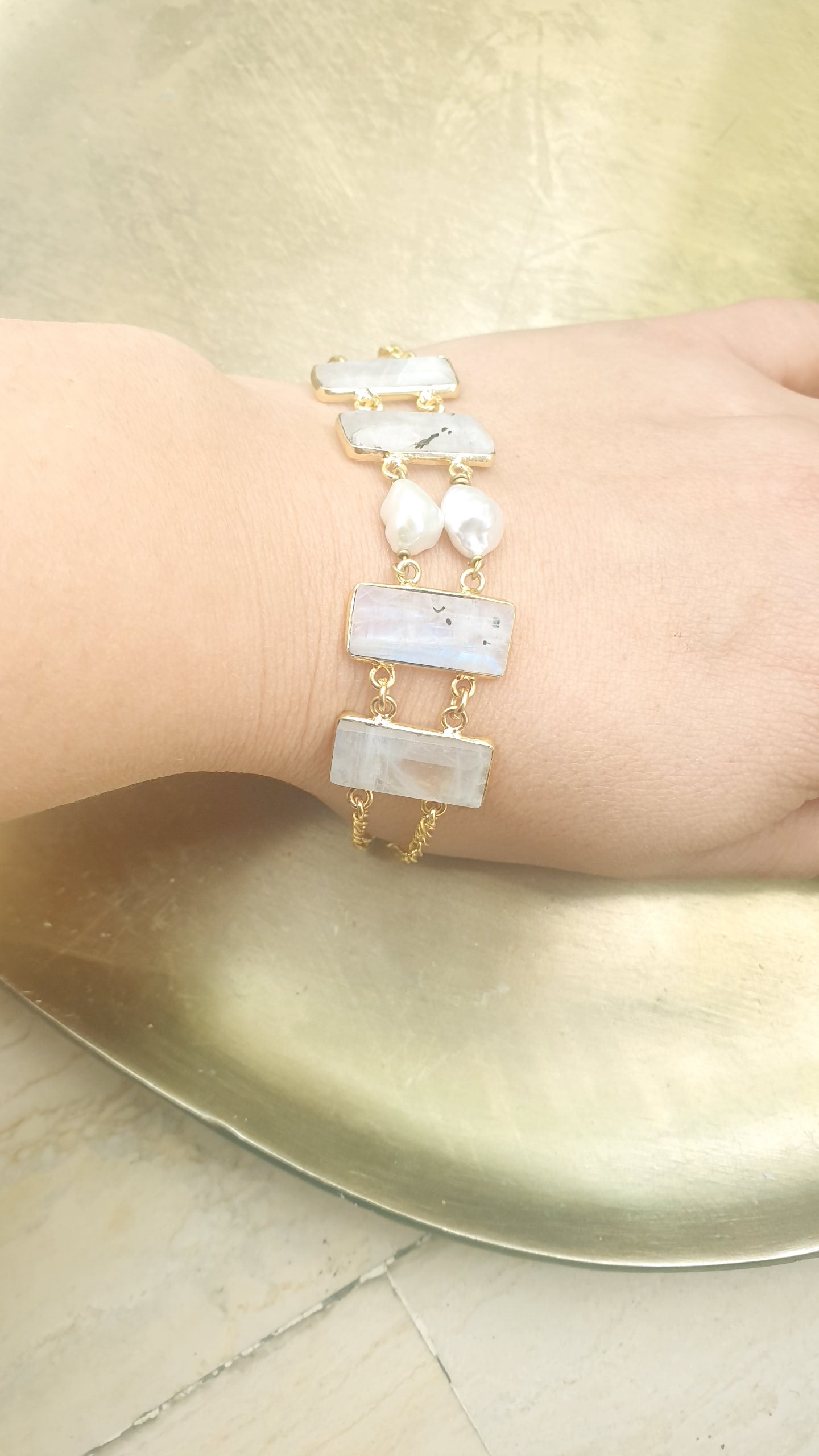 Bracciale in ottone con pietra di luna e perle